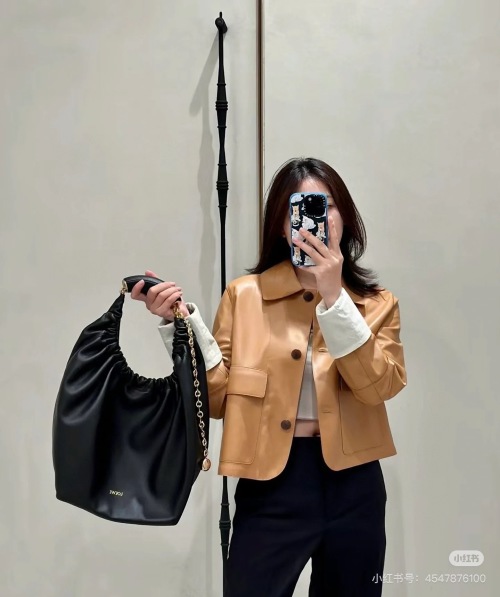 Loewe Squeeze: Elegante Bolso de Hombro de Piel de Cordero con Cadena Ligera 16 Loewe Squeeze: Elegante Bolso de Hombro de Piel de Cordero con Cadena Ligera