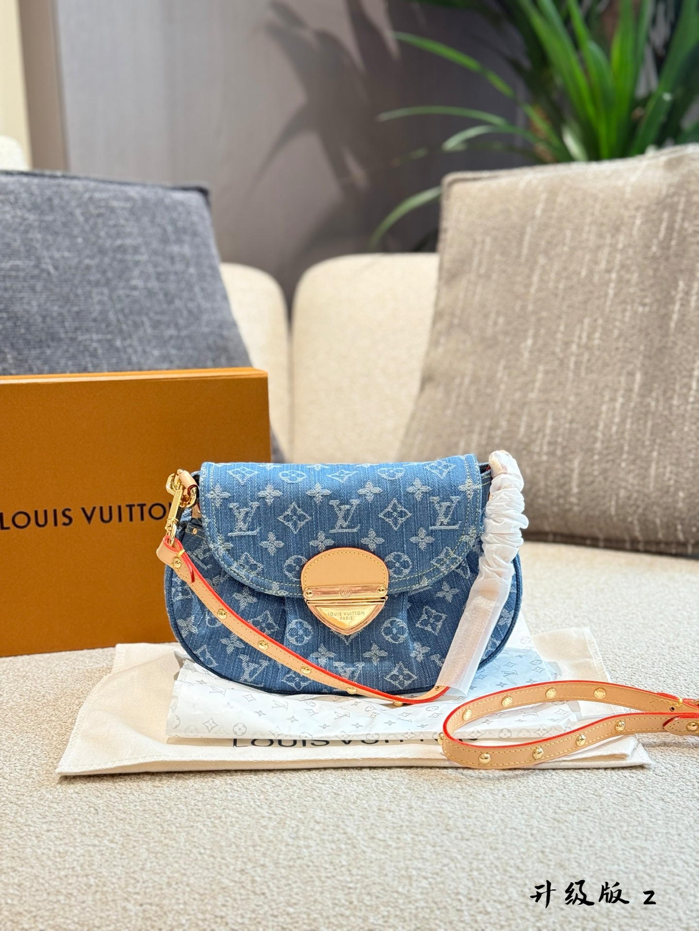 LV原单版配礼盒 复古单宁包yyds随性又时髦 时髦的复古牛仔面料也太好看了吧收到迫不及待背出去看展拍美照 柔软轻便的牛仔面料随性时髦又街头特意选了经典的 元宝手袋 这款包可甜可咸能轻松搭配各种风格看着小巧玲珑但包 包容量还不错哦尺寸23cm