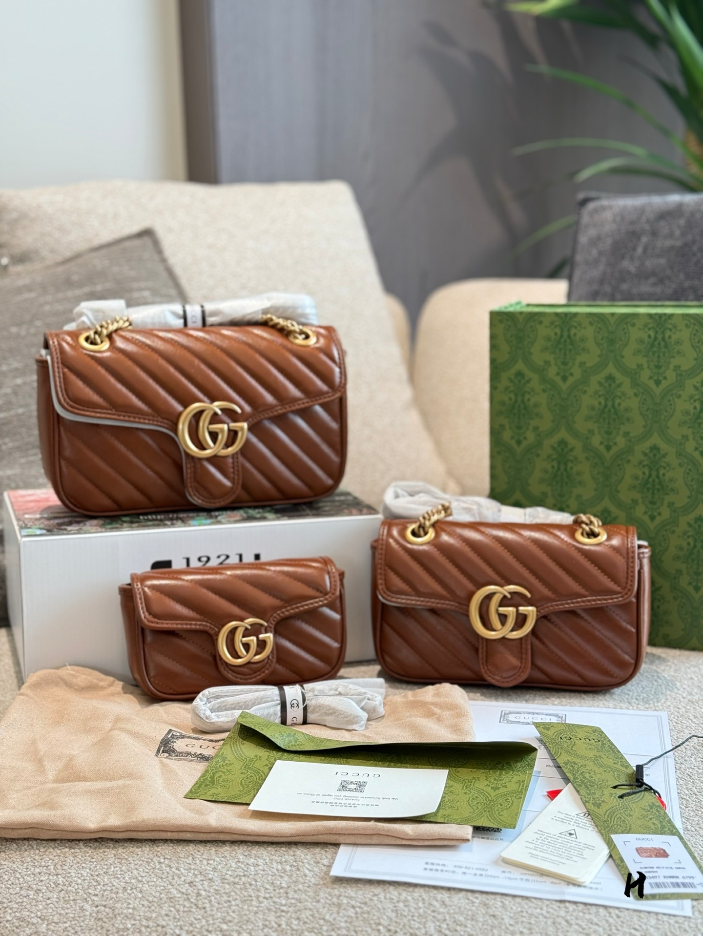 💰260
GUCCI marmont|经典&百搭!
GUCCI马蒙链条包经典尺寸: 22cm 26cm
经典金扣双GLOGO复古做旧五金波浪纹衔缝牛皮!采用的是小牛皮不仅有光泽感还很耐用单肩可以优雅成熟斜挎可以休闲个性一包顶百包