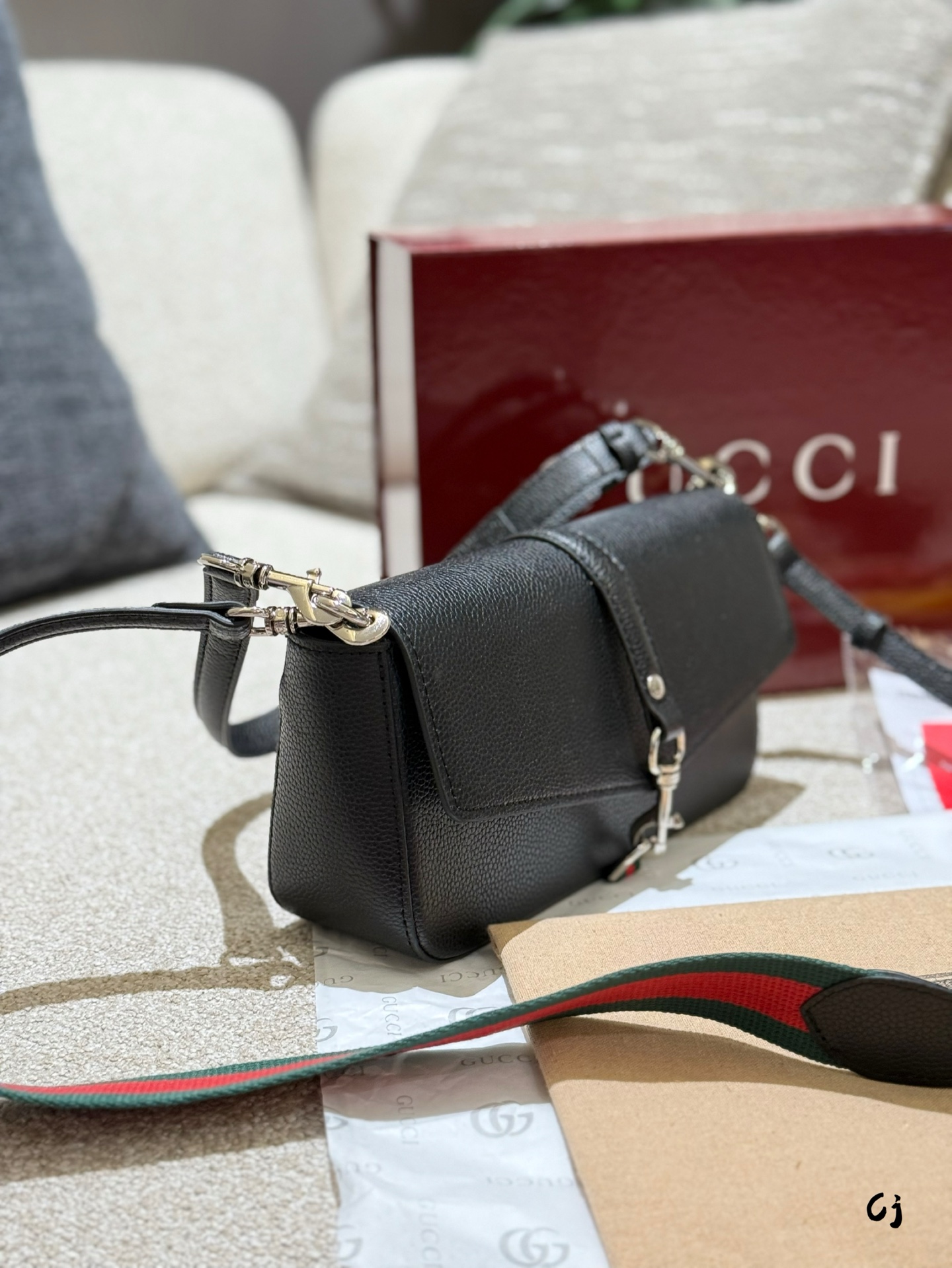 💰380
秀场| Gucci 2025春夏海滩邂逅
#尝试一个新look
Gucci 2025春夏系列,灵感源自“incontri (邂逅)”,完美融合了都市的动感与海滩的轻松自由。
新款翻盖包采用蓬松柔软的衬垫皮革塑造包身。
箱型手提包,灵感来源于古驰经典的Valigeria旅行箱,致敬了品牌的典藏传统。其独特之处在于拥有可拆卸的部件,既保留了复古的美感,又融入了现代的功能性。
圆筒包采用修长极简轮廓,可作为手拿包、手拎包或者搭配肩带背携,漆面包身上压印GUCCI徽标装饰。
水桶包采用华达呢斜纹帆布搭配同色皮革细节,轻盈实用廓形营造出夏日海滩风情。
Gucci B手袋在本季推出更多尺寸,包包采用质地柔软的粒面皮革塑造hobo包廓形,大号洗练实用,超小号轻松惬意。
斜挎包采用小巧矩形轮廓搭配信封式包盖,标志性金属钩扣和皮革饰带纵贯包身,将时尚与功能性完美融合。