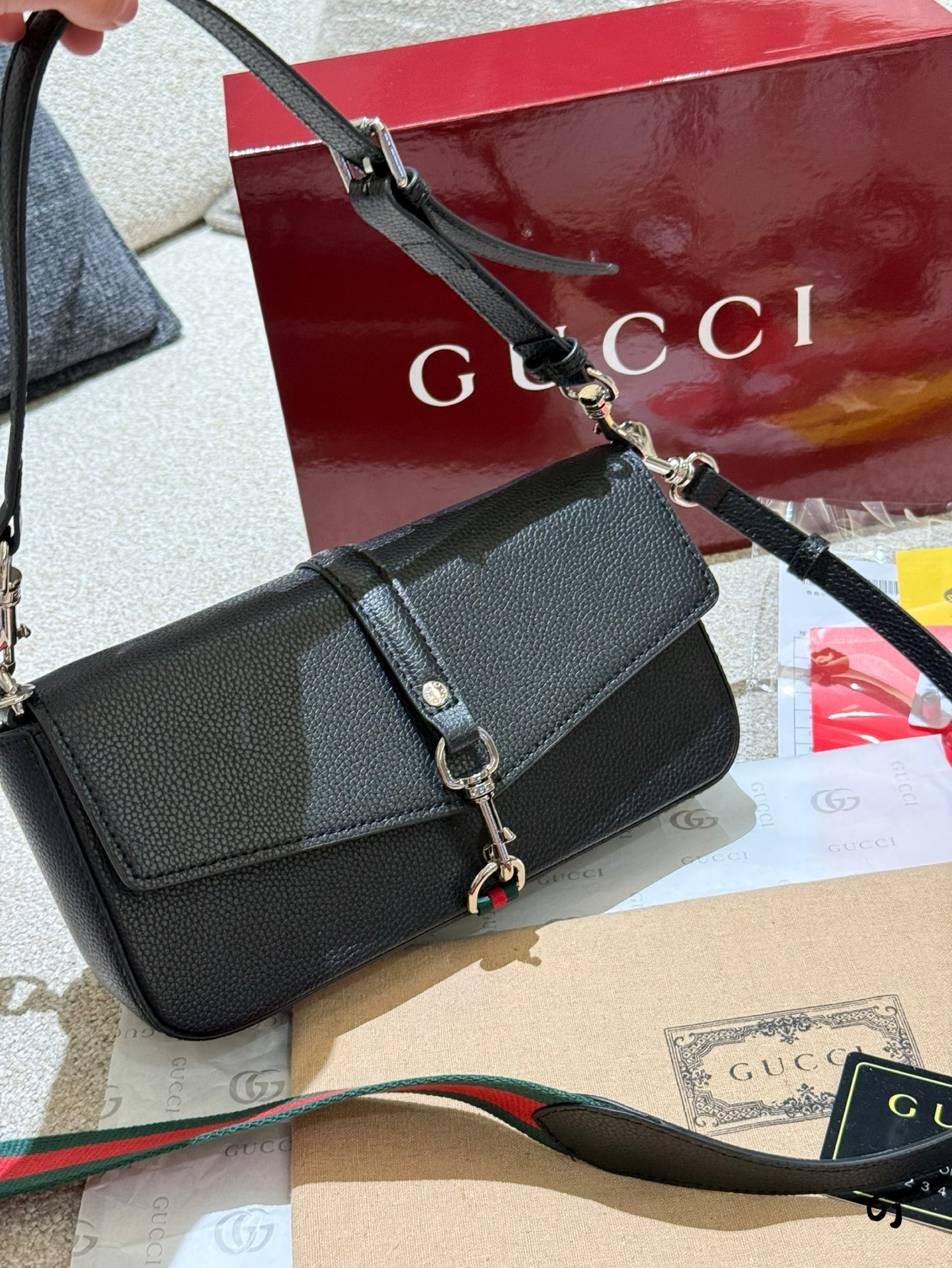 💰380
秀场| Gucci 2025春夏海滩邂逅
#尝试一个新look
Gucci 2025春夏系列,灵感源自“incontri (邂逅)”,完美融合了都市的动感与海滩的轻松自由。
新款翻盖包采用蓬松柔软的衬垫皮革塑造包身。
箱型手提包,灵感来源于古驰经典的Valigeria旅行箱,致敬了品牌的典藏传统。其独特之处在于拥有可拆卸的部件,既保留了复古的美感,又融入了现代的功能性。
圆筒包采用修长极简轮廓,可作为手拿包、手拎包或者搭配肩带背携,漆面包身上压印GUCCI徽标装饰。
水桶包采用华达呢斜纹帆布搭配同色皮革细节,轻盈实用廓形营造出夏日海滩风情。
Gucci B手袋在本季推出更多尺寸,包包采用质地柔软的粒面皮革塑造hobo包廓形,大号洗练实用,超小号轻松惬意。
斜挎包采用小巧矩形轮廓搭配信封式包盖,标志性金属钩扣和皮革饰带纵贯包身,将时尚与功能性完美融合。