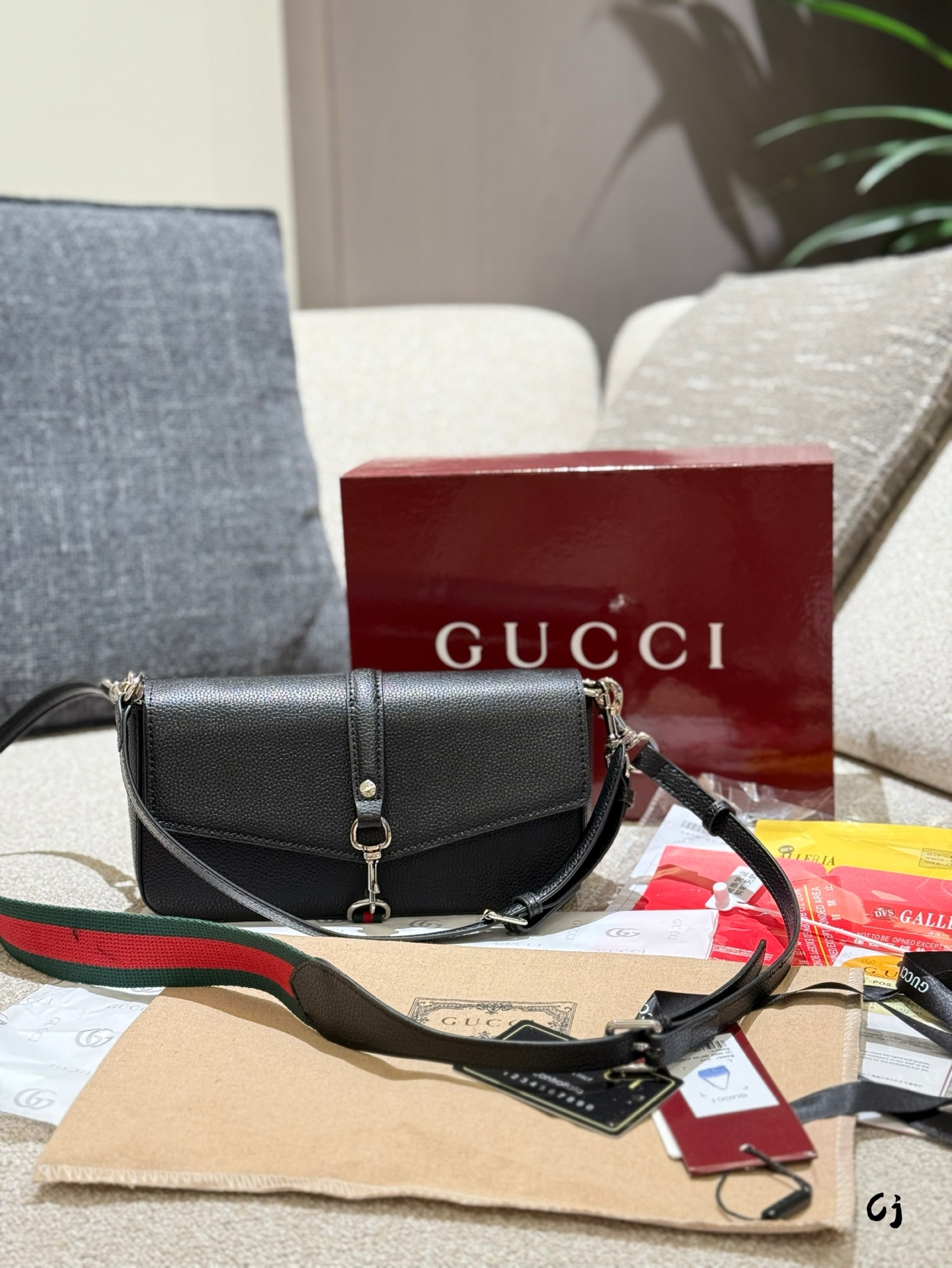 💰380
秀场| Gucci 2025春夏海滩邂逅

#尝试一个新look

Gucci 2025春夏系列，灵感源自“incontri (邂逅)”，完美融合了都市的动感与海滩的轻松自由。

新款翻盖包采用蓬松柔软的衬垫皮革塑造包身。

箱型手提包，灵感来源于古驰经典的Valigeria旅行箱，致敬了品牌的典藏传统。其独特之处在于拥有可拆卸的部件，既保留了复古的美感，又融入了现代的功能性。

圆筒包采用修长极简轮廓，可作为手拿包、手拎包或者搭配肩带背携，漆面包身上压印GUCCI徽标装饰。

水桶包采用华达呢斜纹帆布搭配同色皮革细节，轻盈实用廓形营造出夏日海滩风情。

Gucci B手袋在本季推出更多尺寸，包包采用质地柔软的粒面皮革塑造hobo包廓形，大号洗练实用，超小号轻松惬意。

斜挎包采用小巧矩形轮廓搭配信封式包盖，标志性金属钩扣和皮革饰带纵贯包身，将时尚与功能性完美融合。