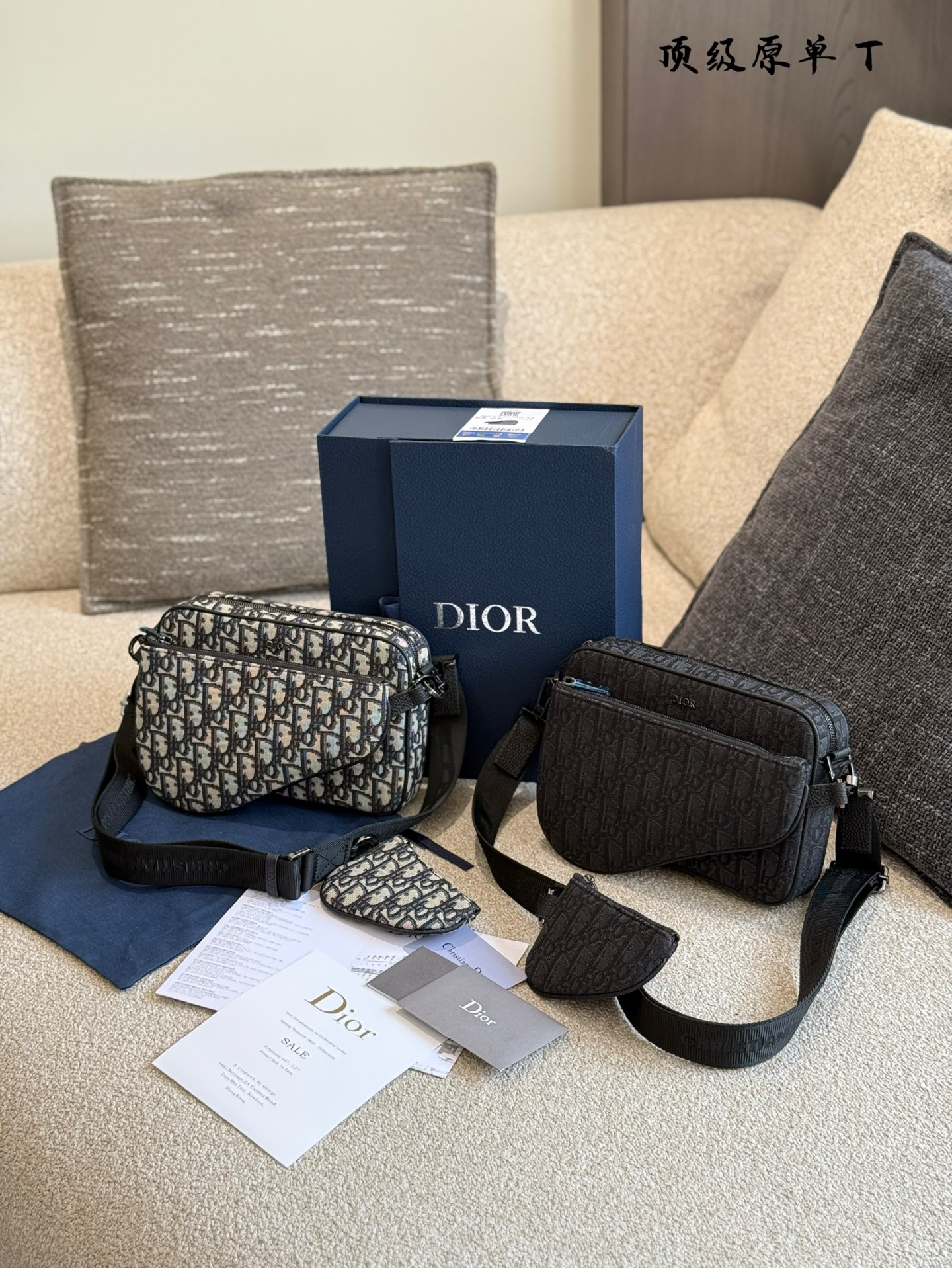 💰430
马鞍三件套手袋设计醒目百搭时尚帅气.

Dior Gravity印花效果皮革采用压花工艺将经典图案精致呈现于黑色牛皮革之上，三合-款式，正面点缀以Dior标志，设有拉链主隔层，搭配正面马鞍手拿包和微型马鞍手 拿包，两者均可拆卸。#马鞍包#Dior #Dior 男土包包20cm配图片专柜包装