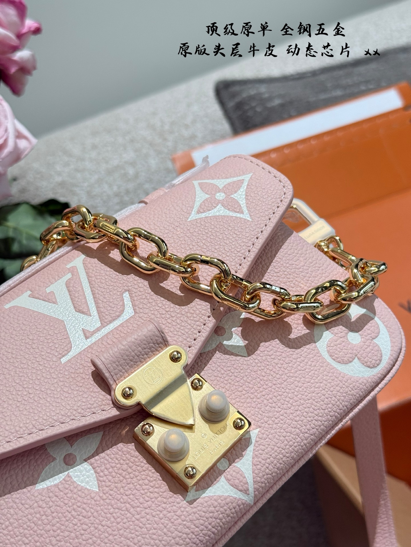 Louis Vuitton Bolso de Mensajero Rosa con Cadena Dorada y Diseño Monograma 5 i1744898603122 1996 0 3
