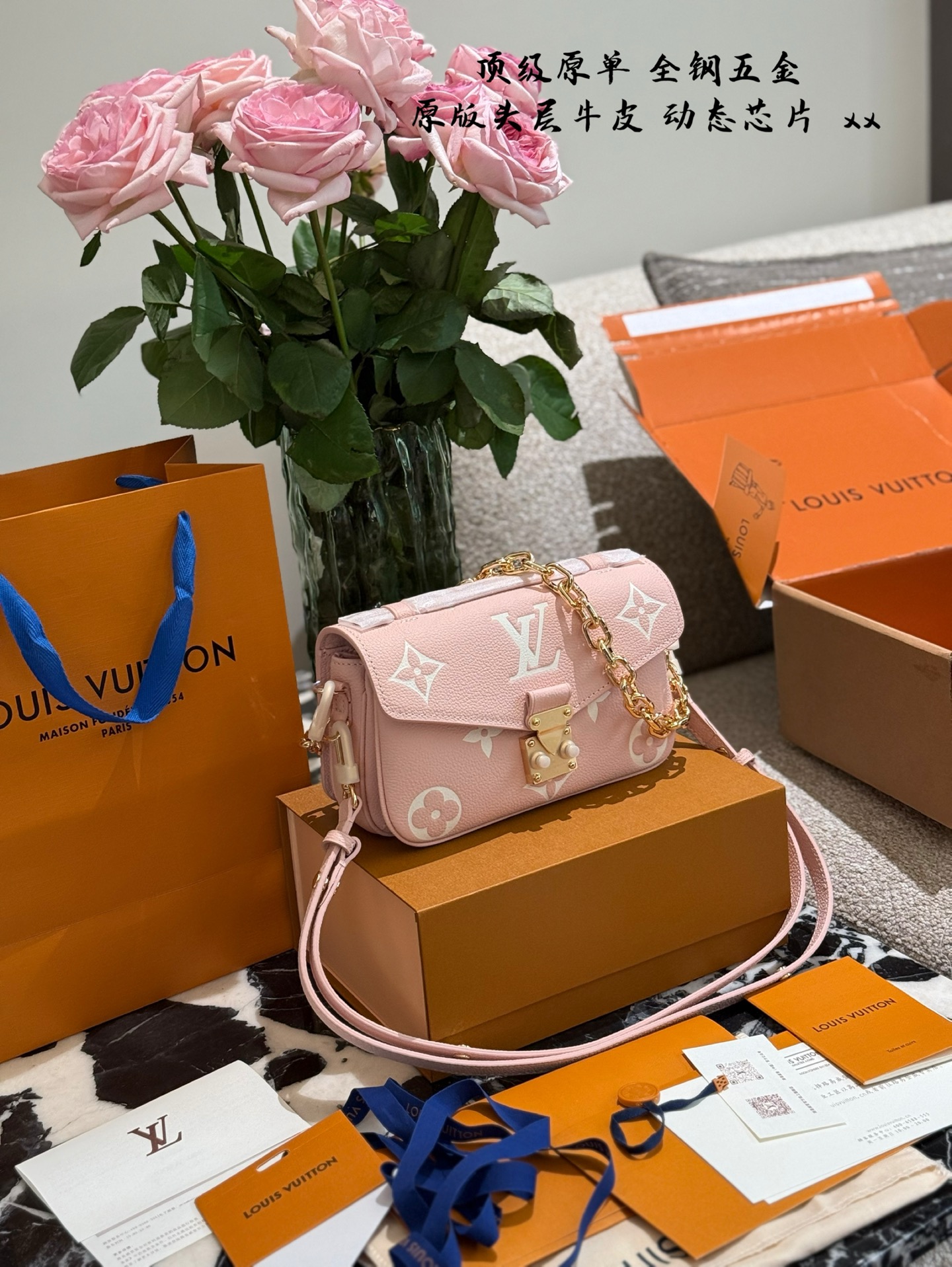 Louis Vuitton Bolso de Mensajero Rosa con Cadena Dorada y Diseño Monograma 3 i1744898603122 4496 0 1