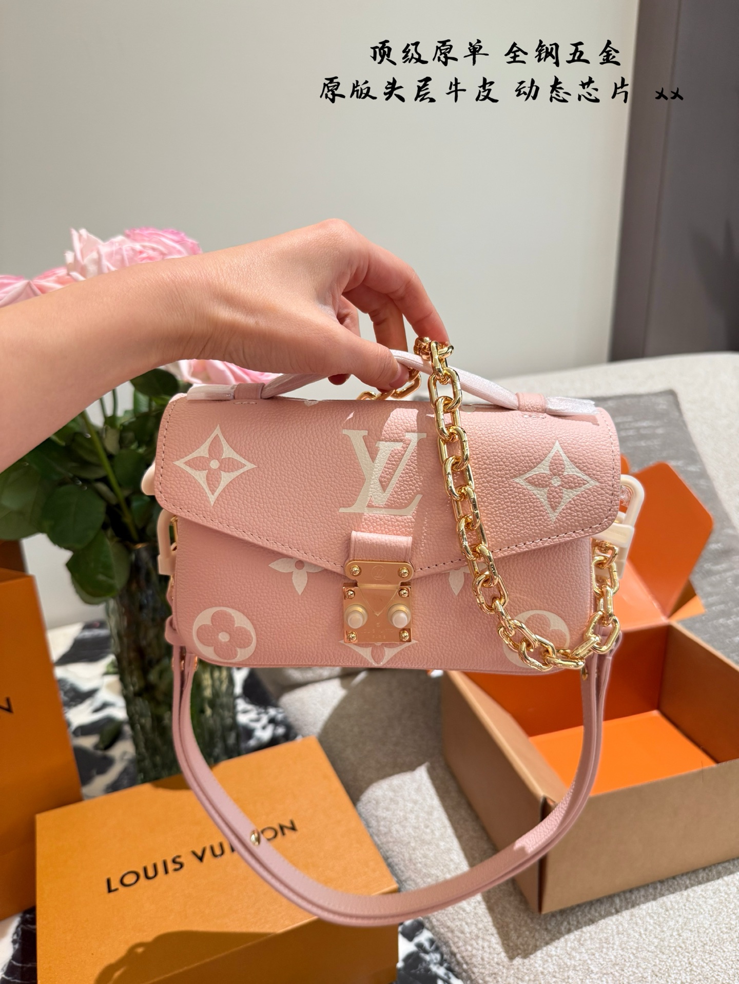 Louis Vuitton Bolso de Mensajero Rosa con Cadena Dorada y Diseño Monograma 8 i1744898603131 7115 0 6