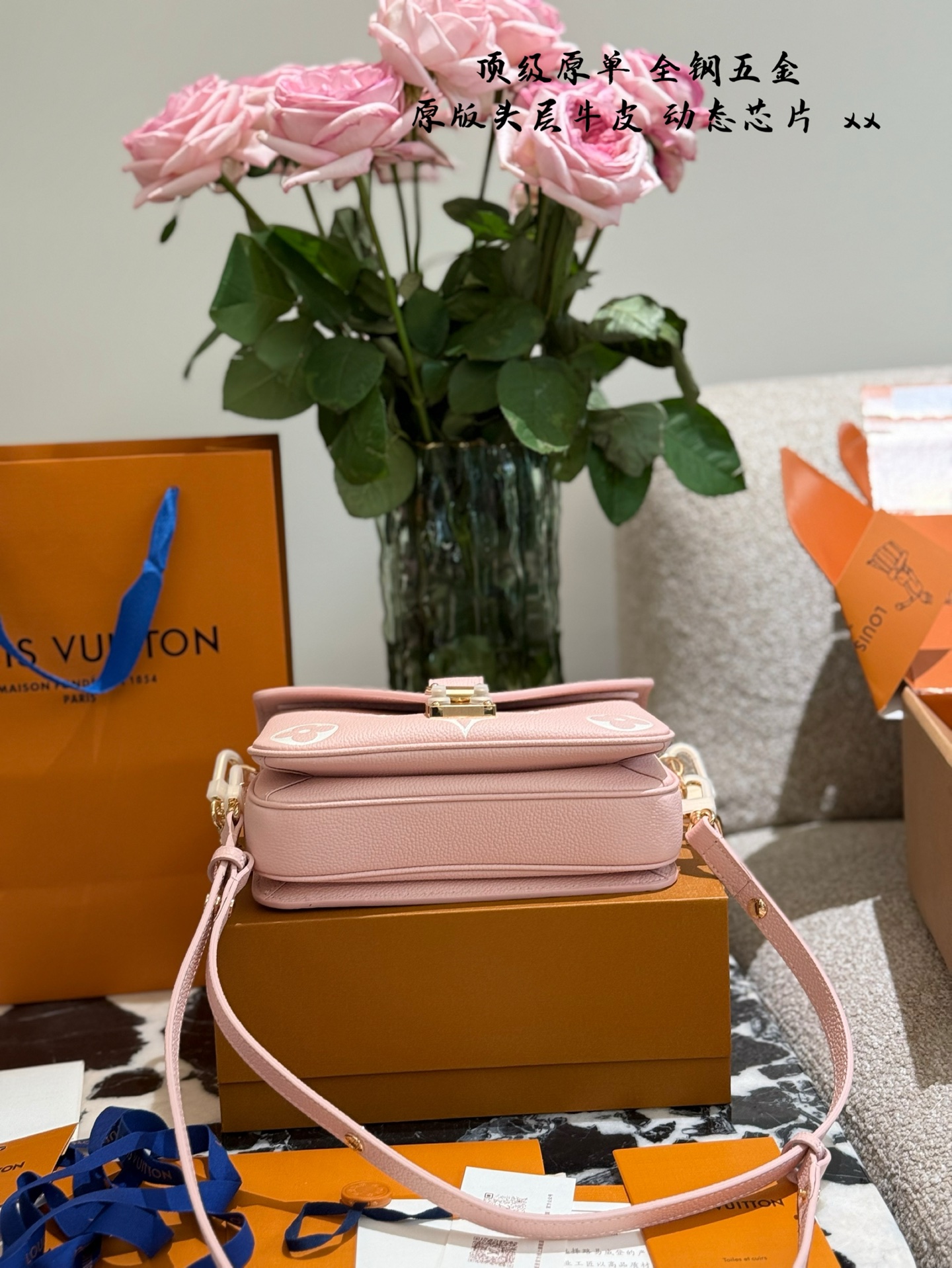 Louis Vuitton Bolso de Mensajero Rosa con Cadena Dorada y Diseño Monograma 6 i1744898603137 8532 0 4