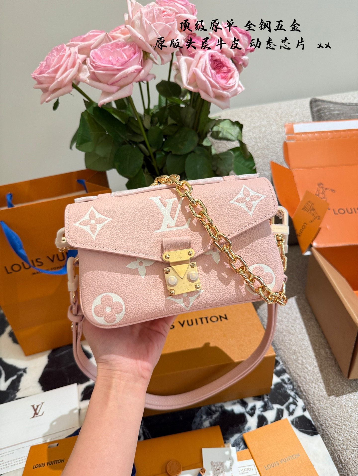 Louis Vuitton Bolso de Mensajero Rosa con Cadena Dorada y Diseño Monograma 10 i1744898603140 8366 0 8