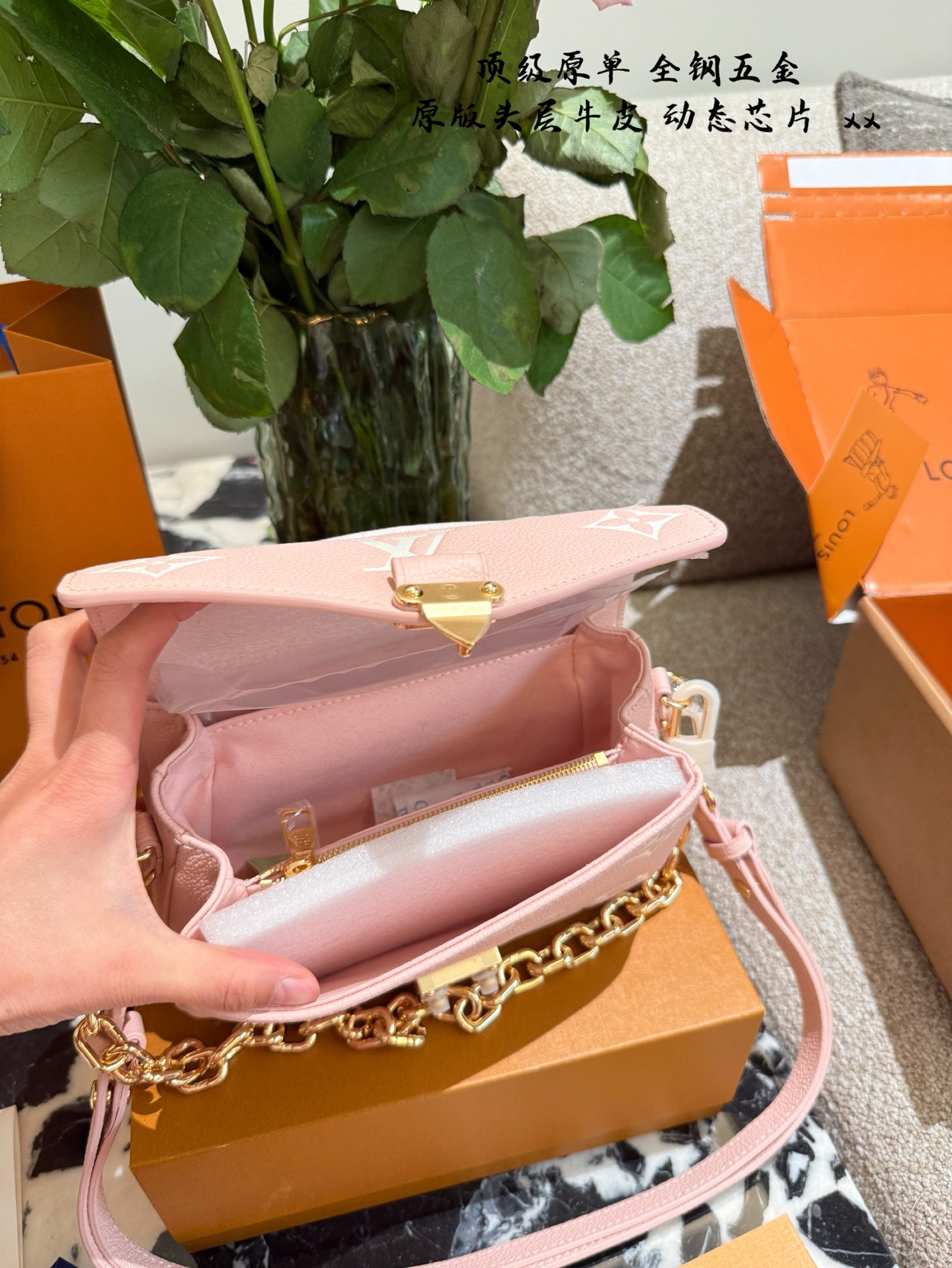 Louis Vuitton Bolso de Mensajero Rosa con Cadena Dorada y Diseño Monograma 9 i1744898604953 3665 0 7