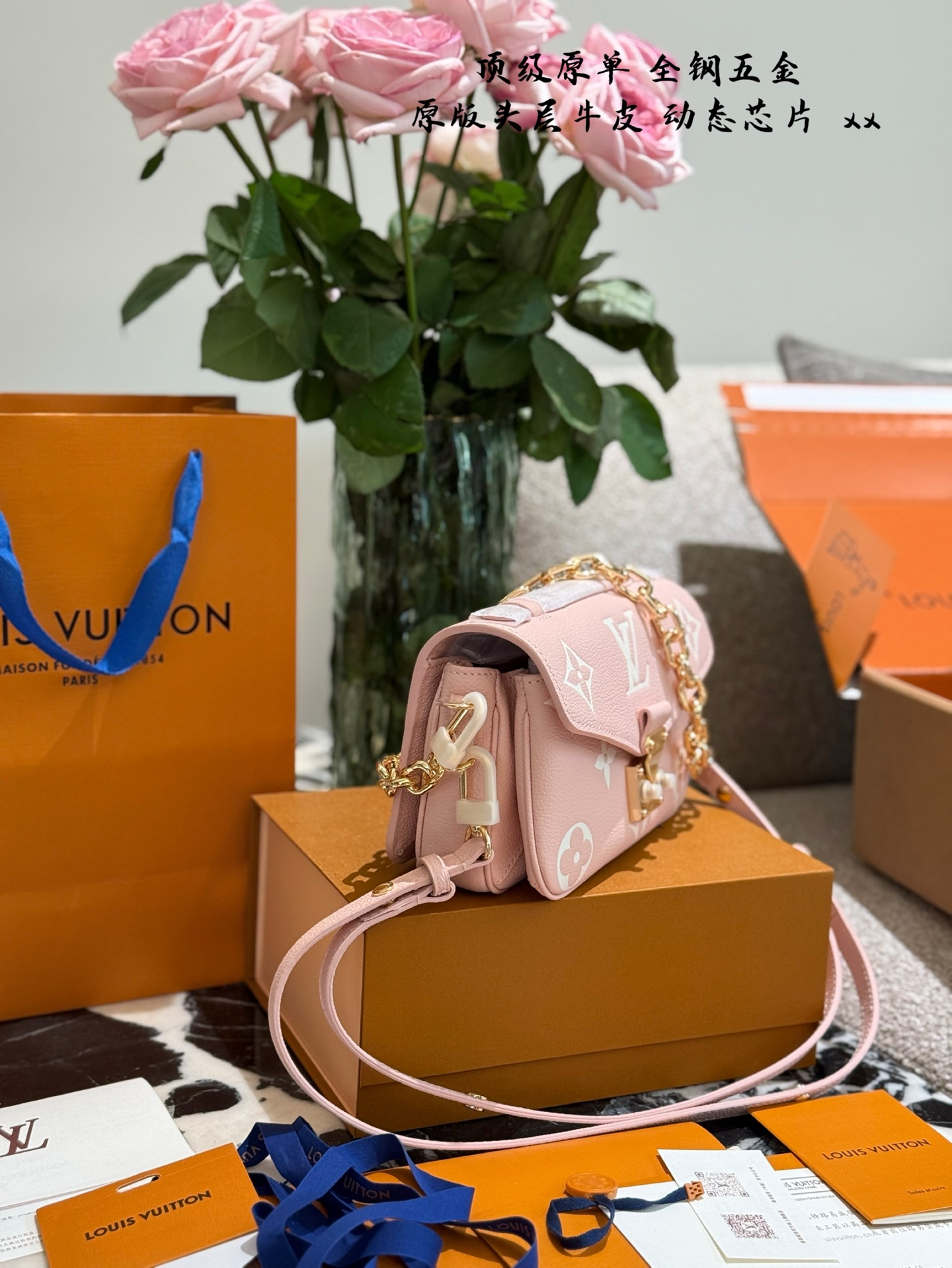 Louis Vuitton Bolso de Mensajero Rosa con Cadena Dorada y Diseño Monograma 4 i1744898604970 6940 0 2