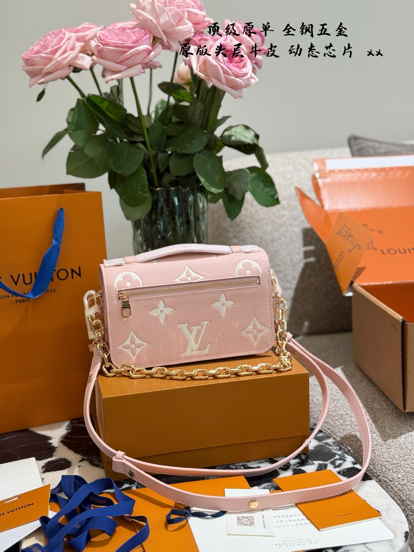Louis Vuitton Bolso de Mensajero Rosa con Cadena Dorada y Diseño Monograma 7 i1744898604971 513 0 5