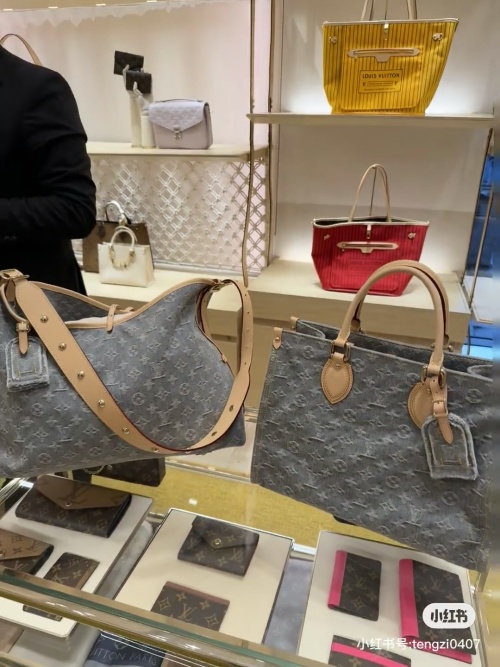 Louis Vuitton Denim Tote Bag, Shoulder Bag, Large Capacity, Casual and Stylish 1 Louis Vuitton Denim Tote Bag, Shoulder Bag, Large Capacity, Casual and Stylish