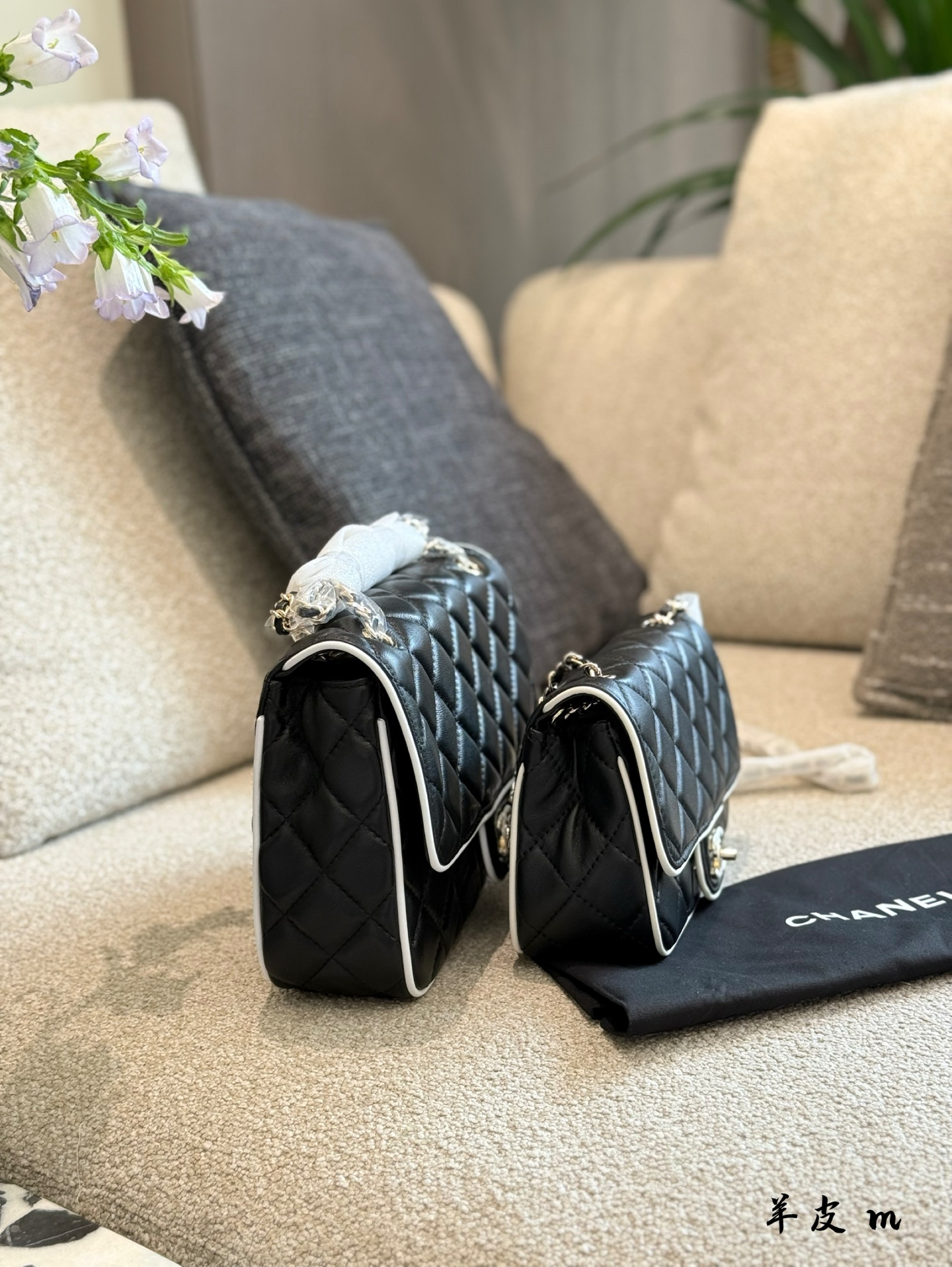 Elegante Bolso de Hombro Chanel Clásico en Blanco y Negro 6 i1745823736747 2624 0 4