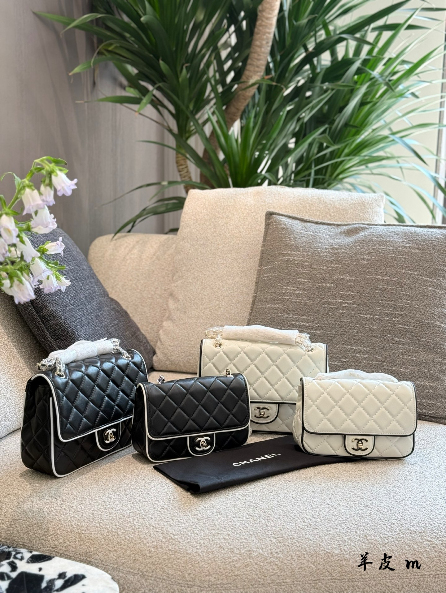 Elegante Bolso de Hombro Chanel Clásico en Blanco y Negro 10 i1745823736747 6211 0 8