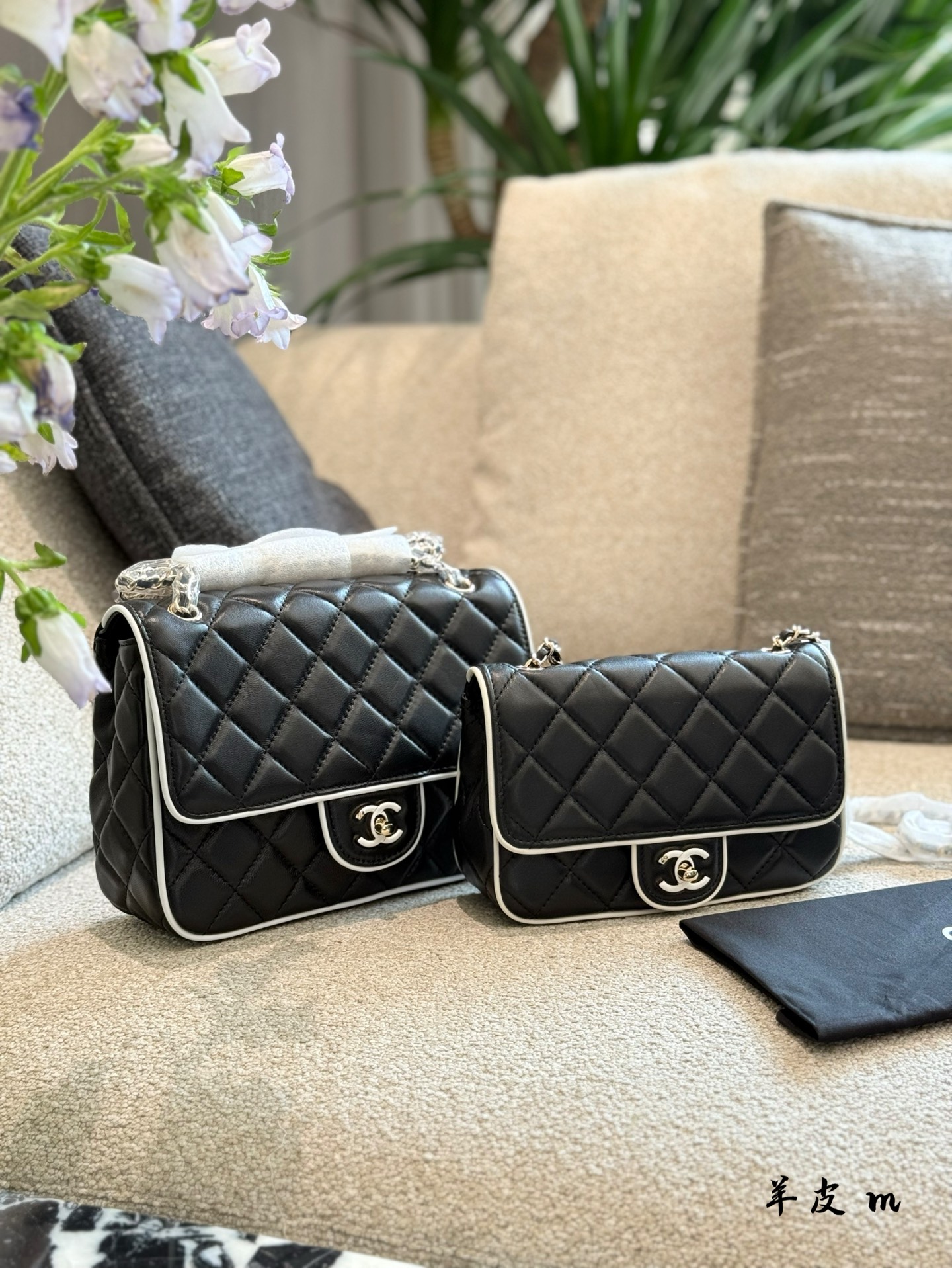 Elegante Bolso de Hombro Chanel Clásico en Blanco y Negro 3 i1745823736747 7865 0 1
