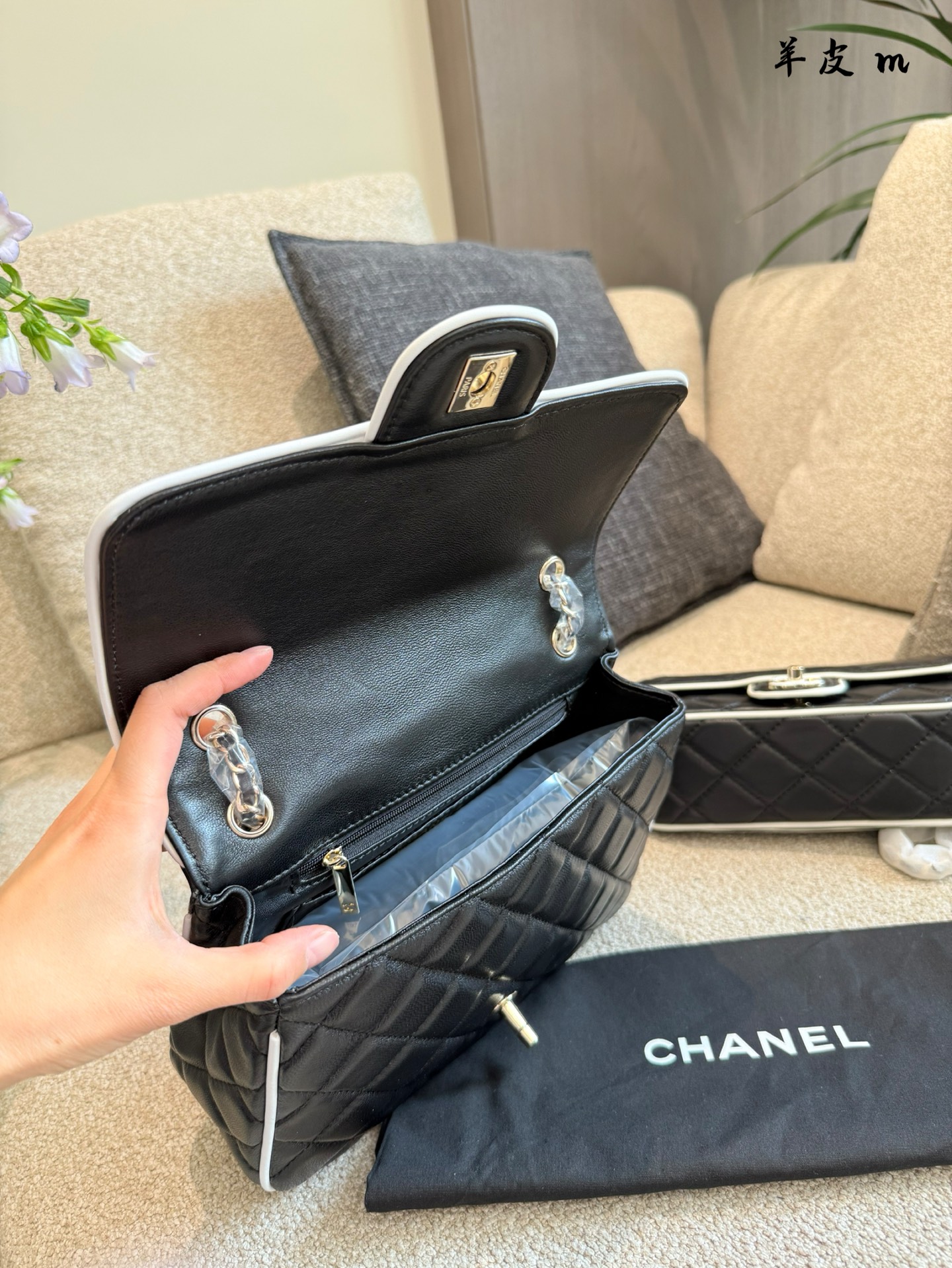 Elegante Bolso de Hombro Chanel Clásico en Blanco y Negro 9 i1745823736747 873 0 7