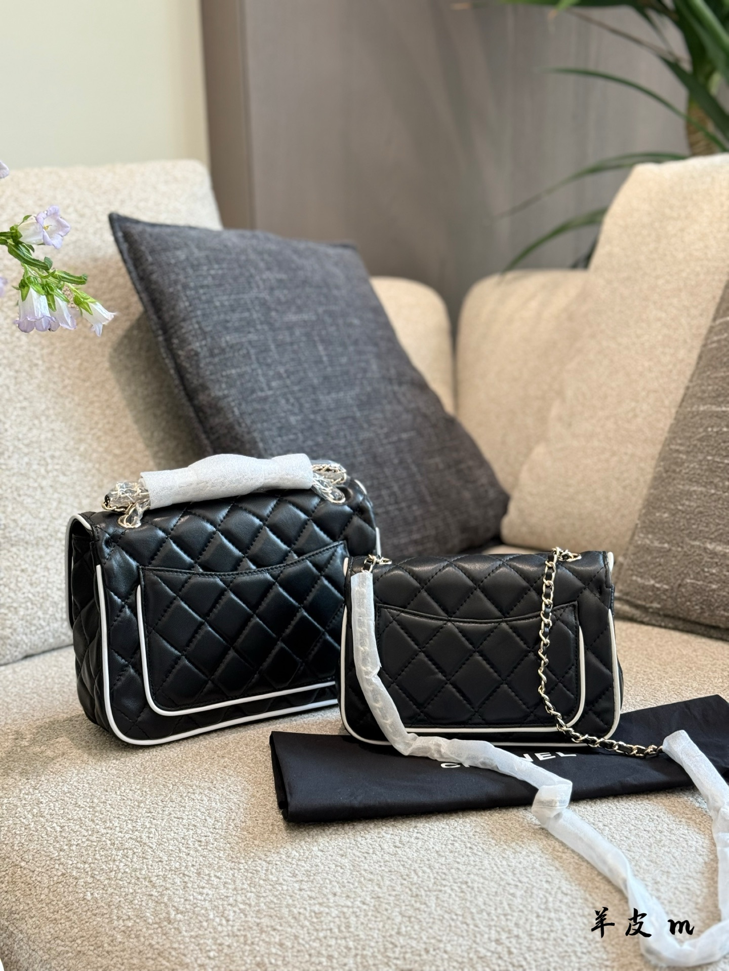 Elegante Bolso de Hombro Chanel Clásico en Blanco y Negro 7 i1745823738475 5536 0 5