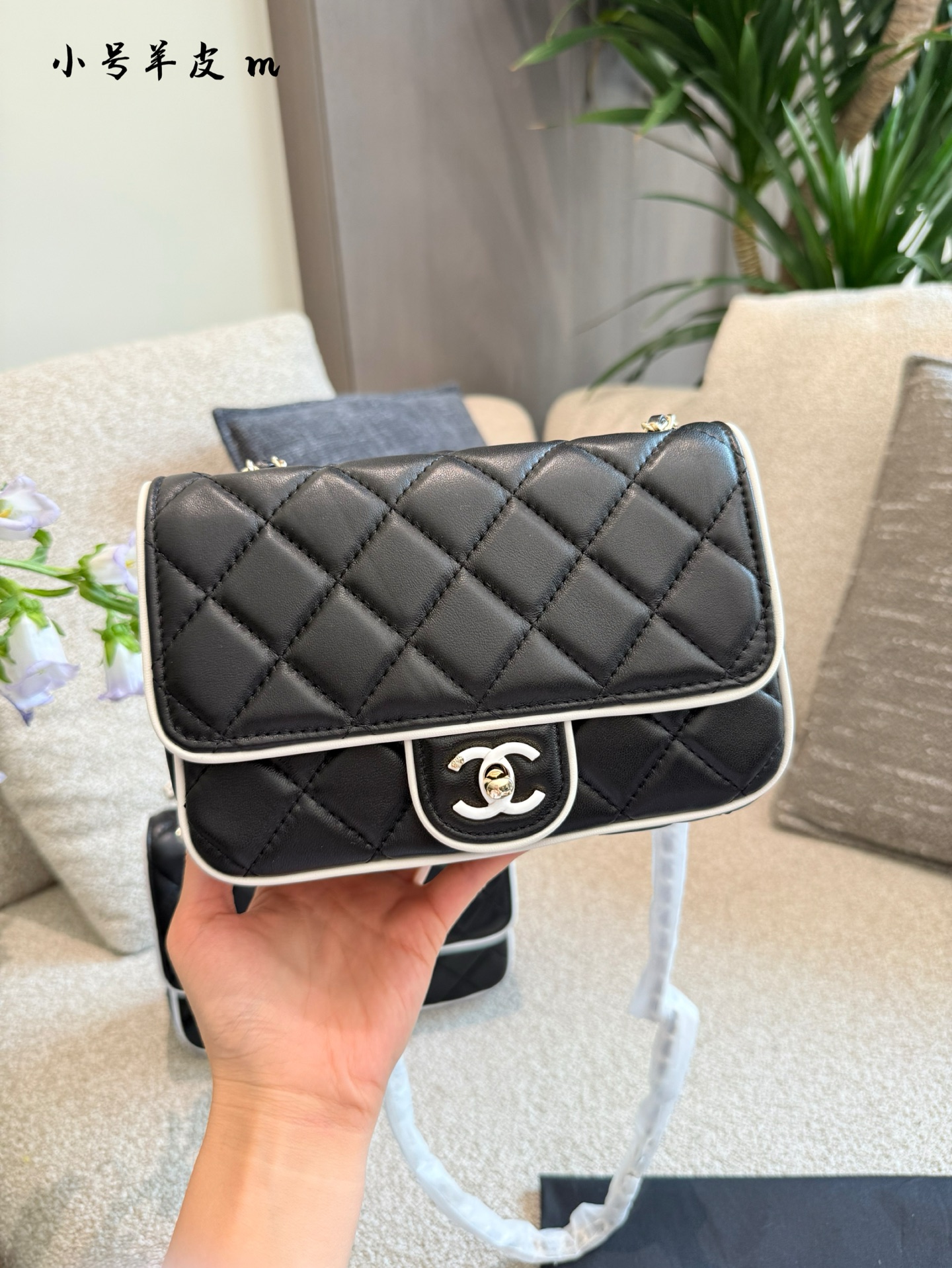 Elegante Bolso de Hombro Chanel Clásico en Blanco y Negro 4 i1745823738495 5673 0 2