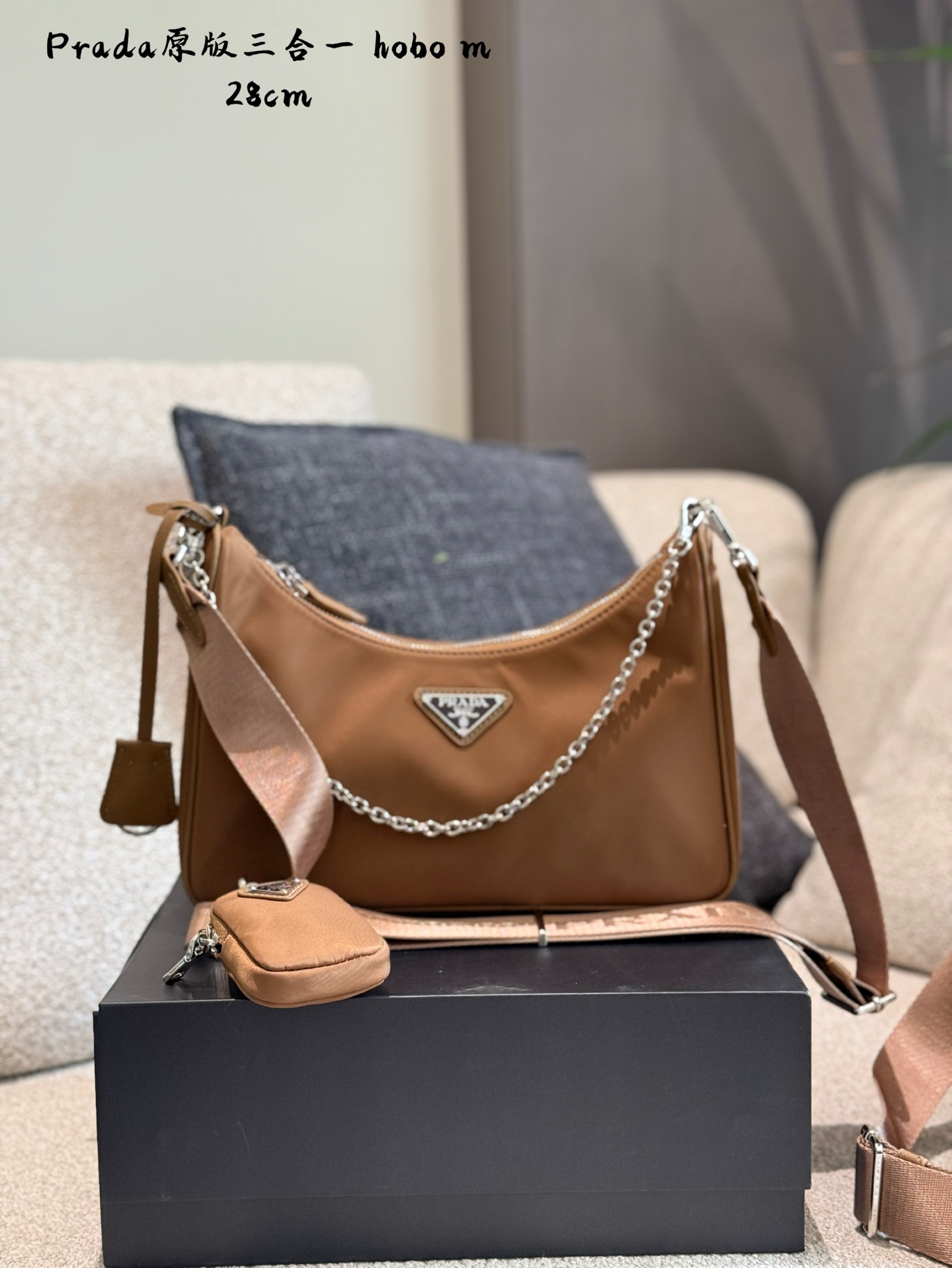 Prada Hobo Trío: Bolso Bandolera, Mini Monedero y Elegante Cadena, Versátil y Chic 3 i1745983574500 8476 0 1