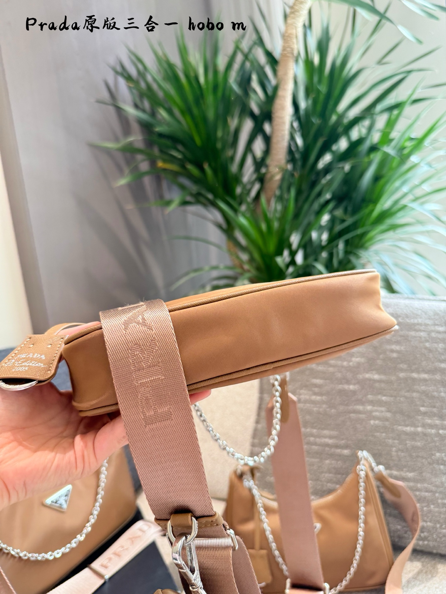 Prada Hobo Trío: Bolso Bandolera, Mini Monedero y Elegante Cadena, Versátil y Chic 7 i1745983574524 2656 0 5