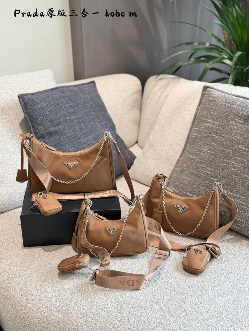 Prada Hobo Trío: Bolso Bandolera, Mini Monedero y Elegante Cadena, Versátil y Chic 16 Prada Hobo Trío: Bolso Bandolera, Mini Monedero y Elegante Cadena, Versátil y Chic