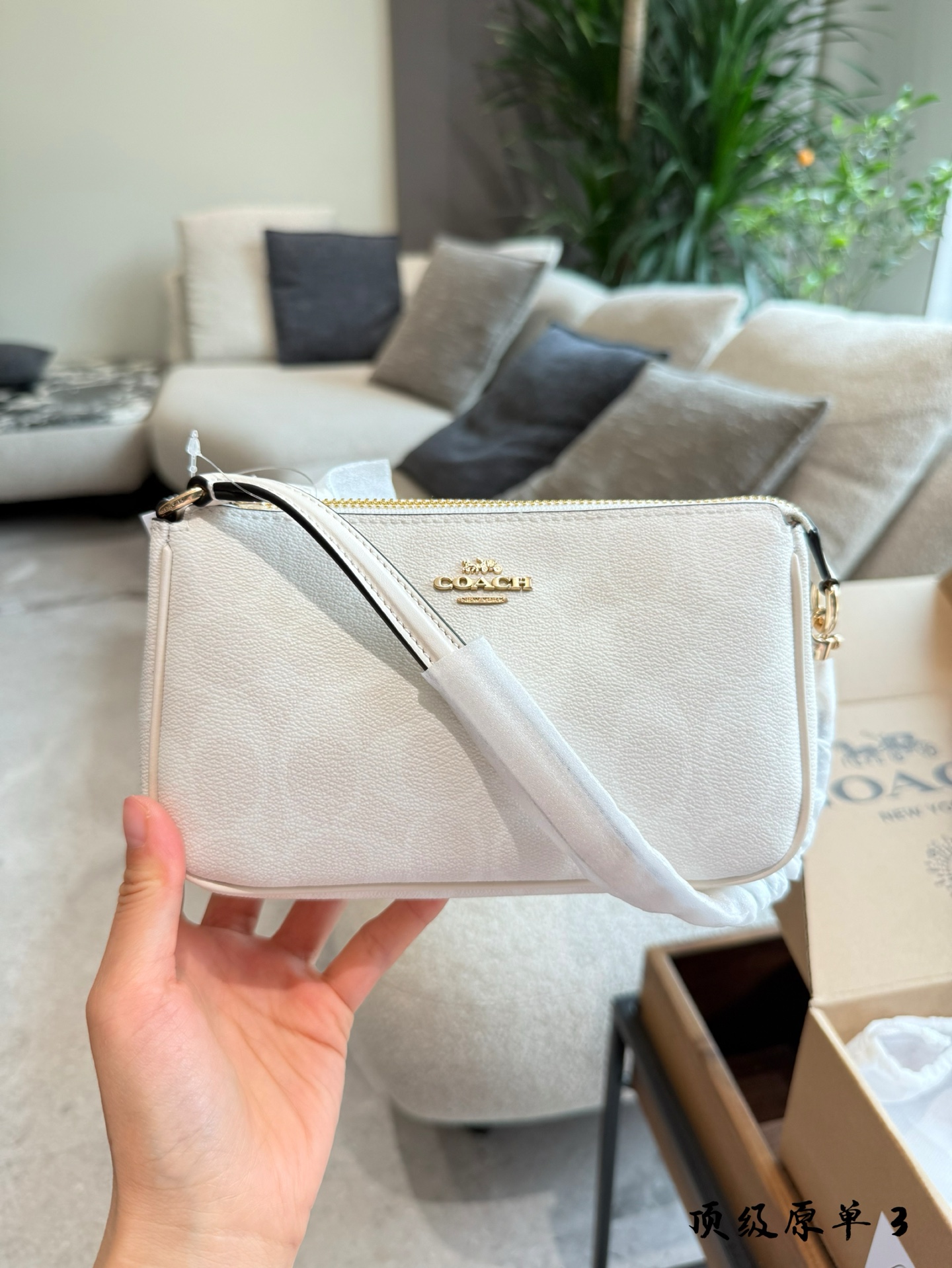 Coach Nolita 19: Bolso Clutch de Lona Estampada en Crema Suave, 18 cm 4 i1745983944877 1364 0 2