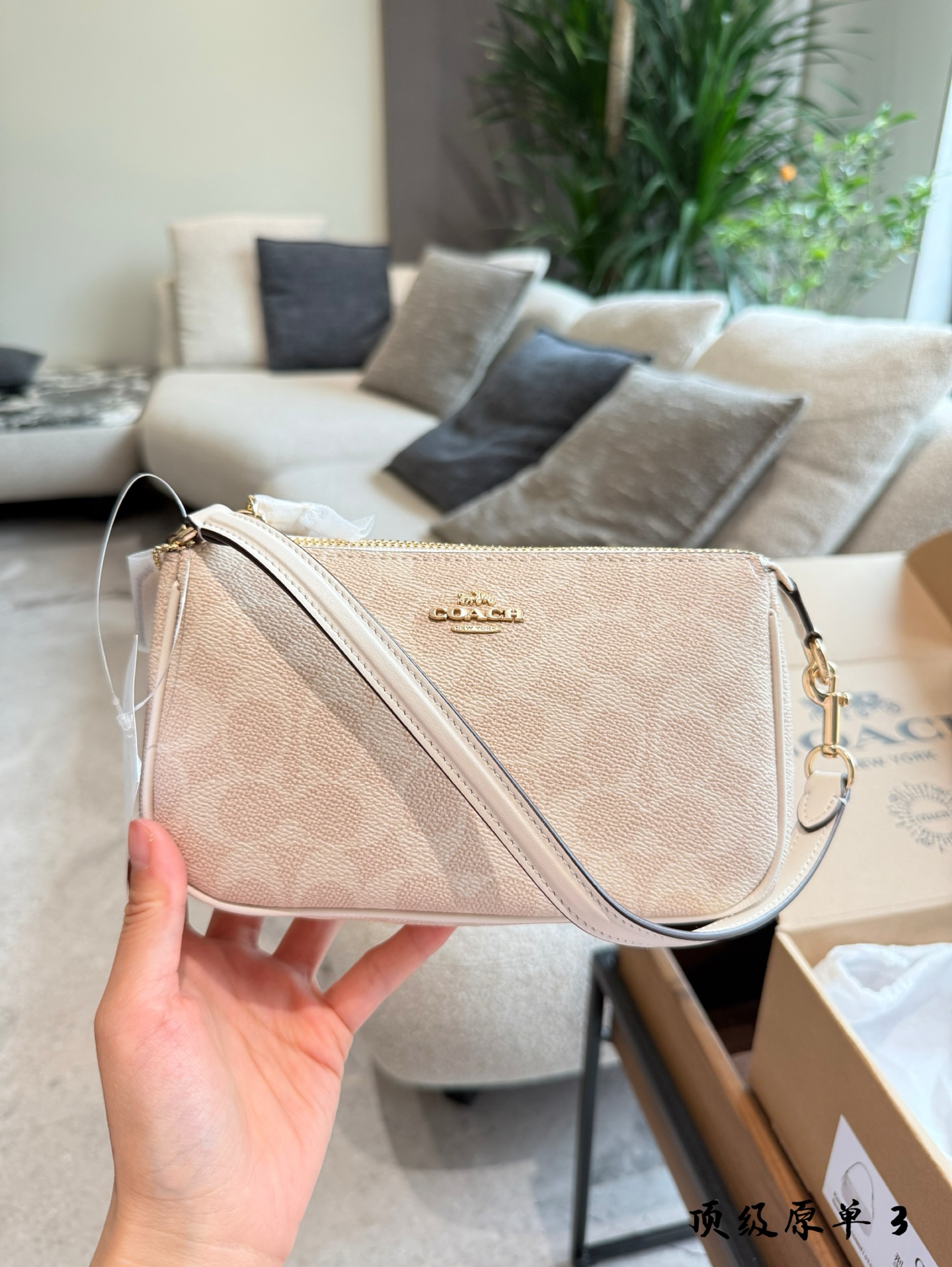 Coach Nolita 19: Bolso Clutch de Lona Estampada en Crema Suave, 18 cm 6 i1745983944929 8114 0 4