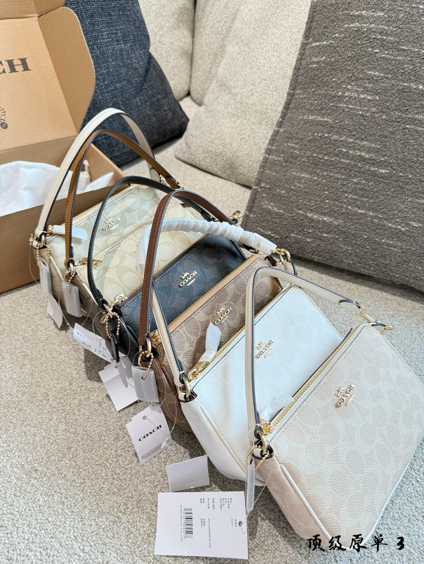 Coach Nolita 19: Bolso Clutch de Lona Estampada en Crema Suave, 18 cm 7 i1745983978109 1443 0 5