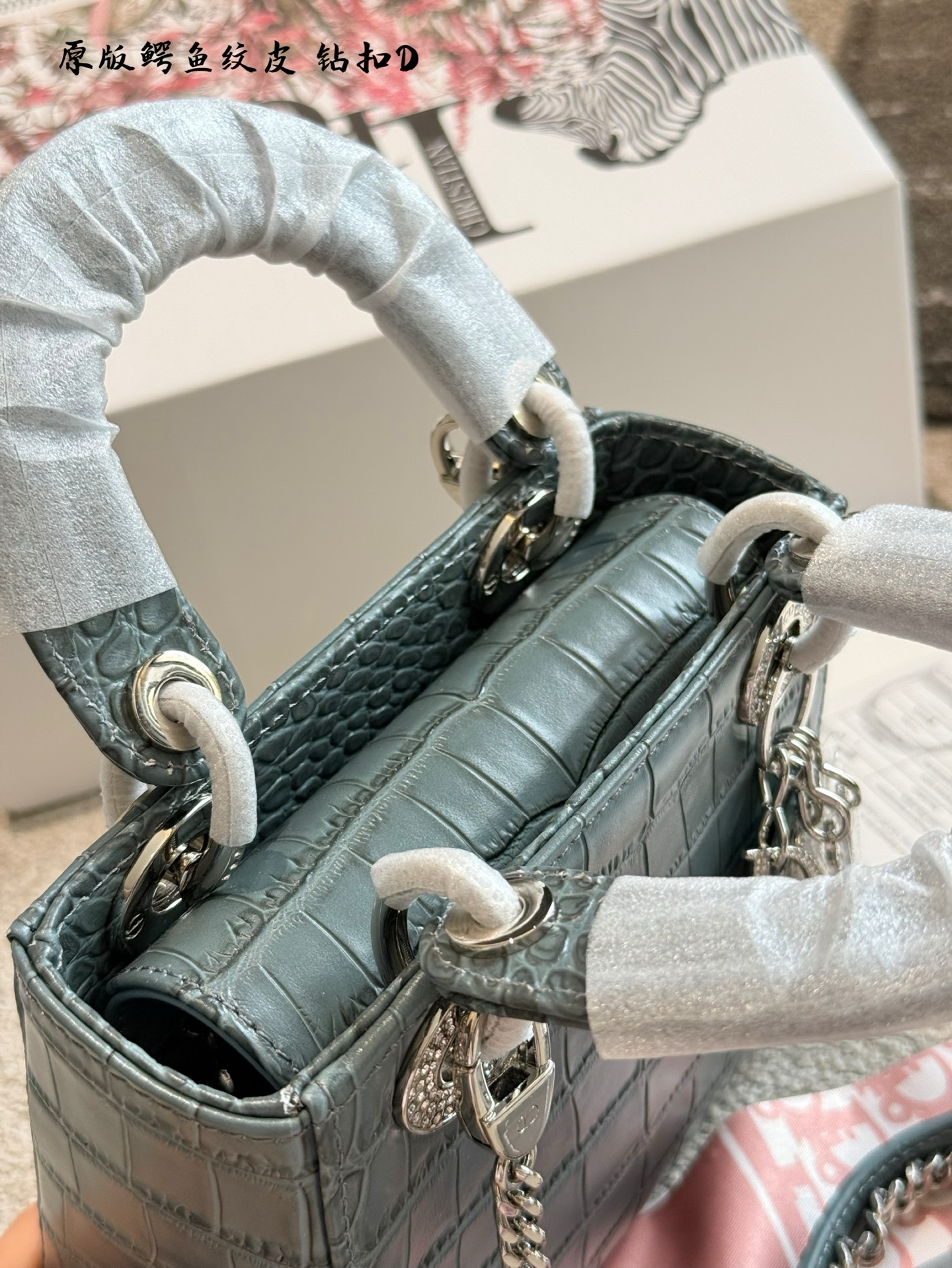 Bolso Lady Dior de Piel de Cocodrilo, Elegante y Sofisticado, 17 cm 5 i1746018464534 9689 0 3