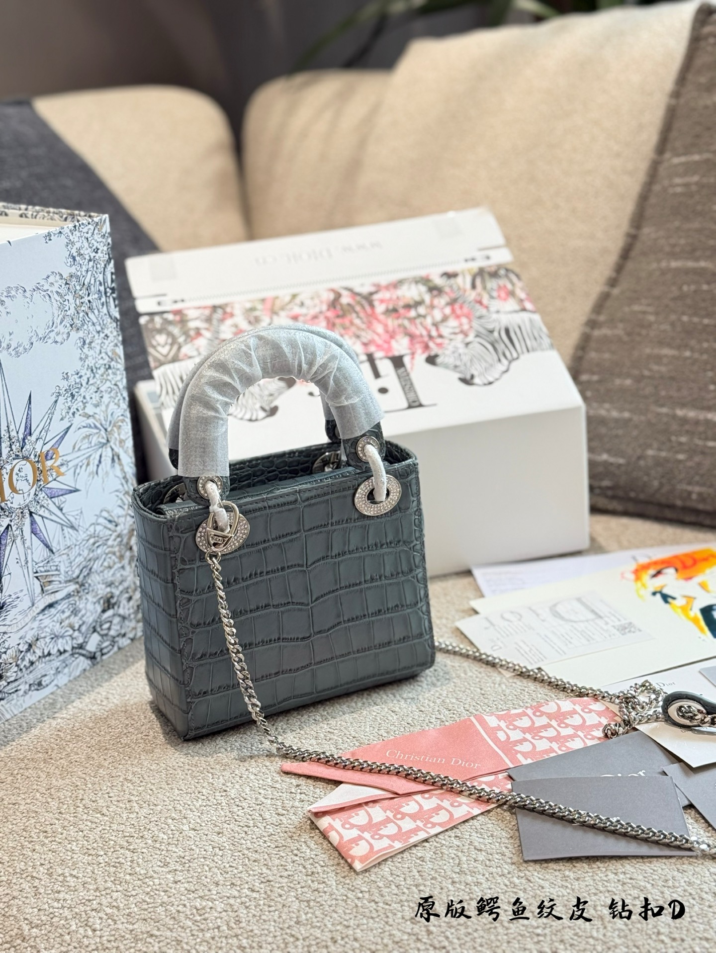 Bolso Lady Dior de Piel de Cocodrilo, Elegante y Sofisticado, 17 cm 3 i1746018466497 881 0 1