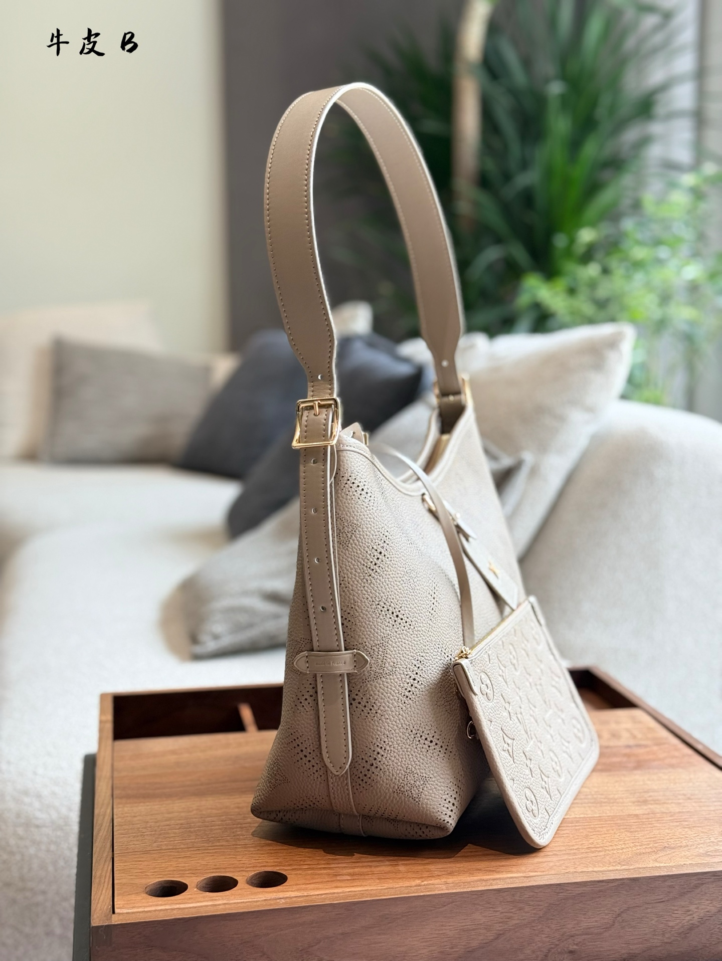 Bolso Carryall Louis Vuitton en Cuero con Monograma en Relieve 6 i1746258119426 8264 0 4