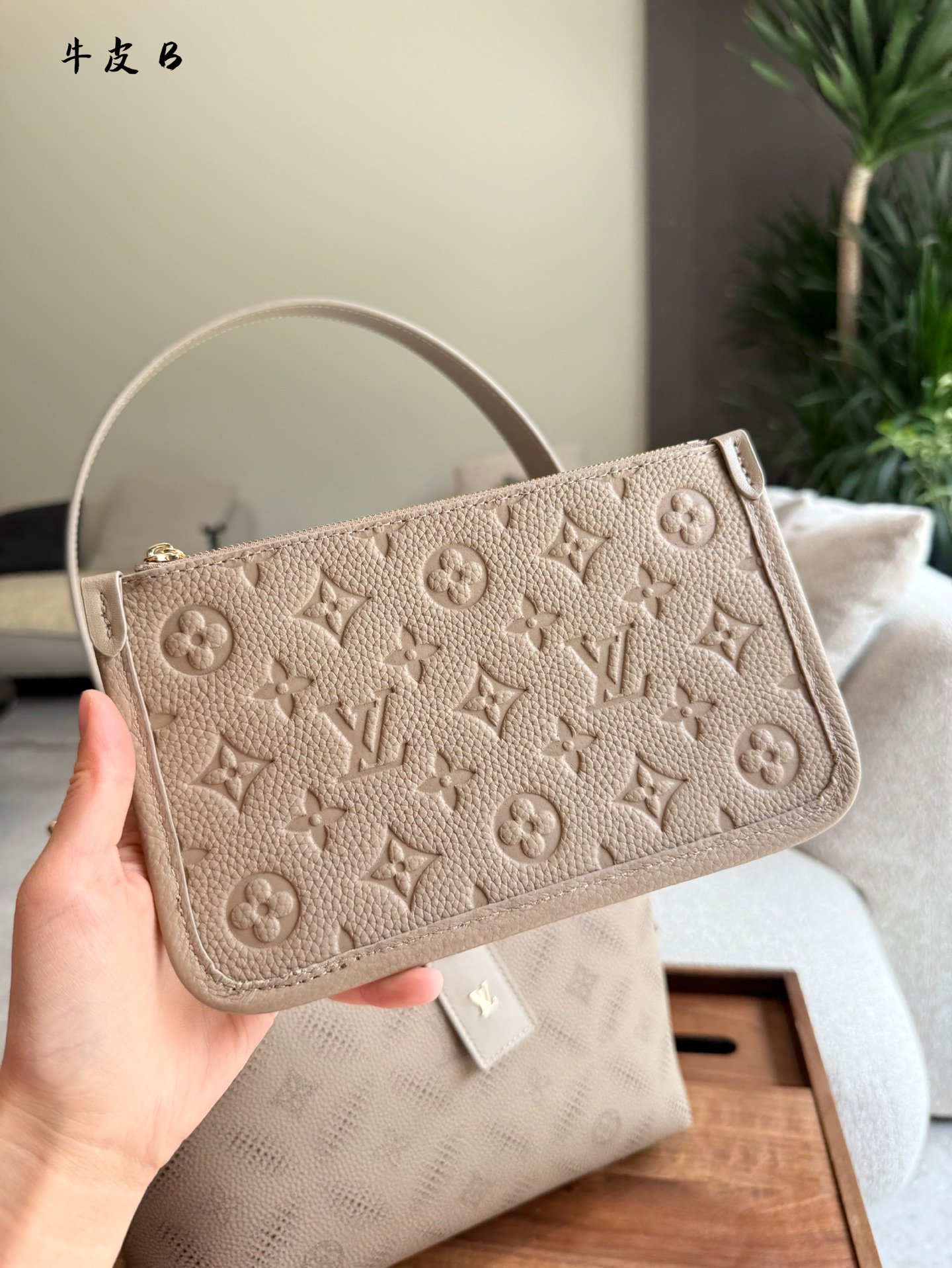 Bolso Carryall Louis Vuitton en Cuero con Monograma en Relieve 4 i1746258119426 8857 0 2