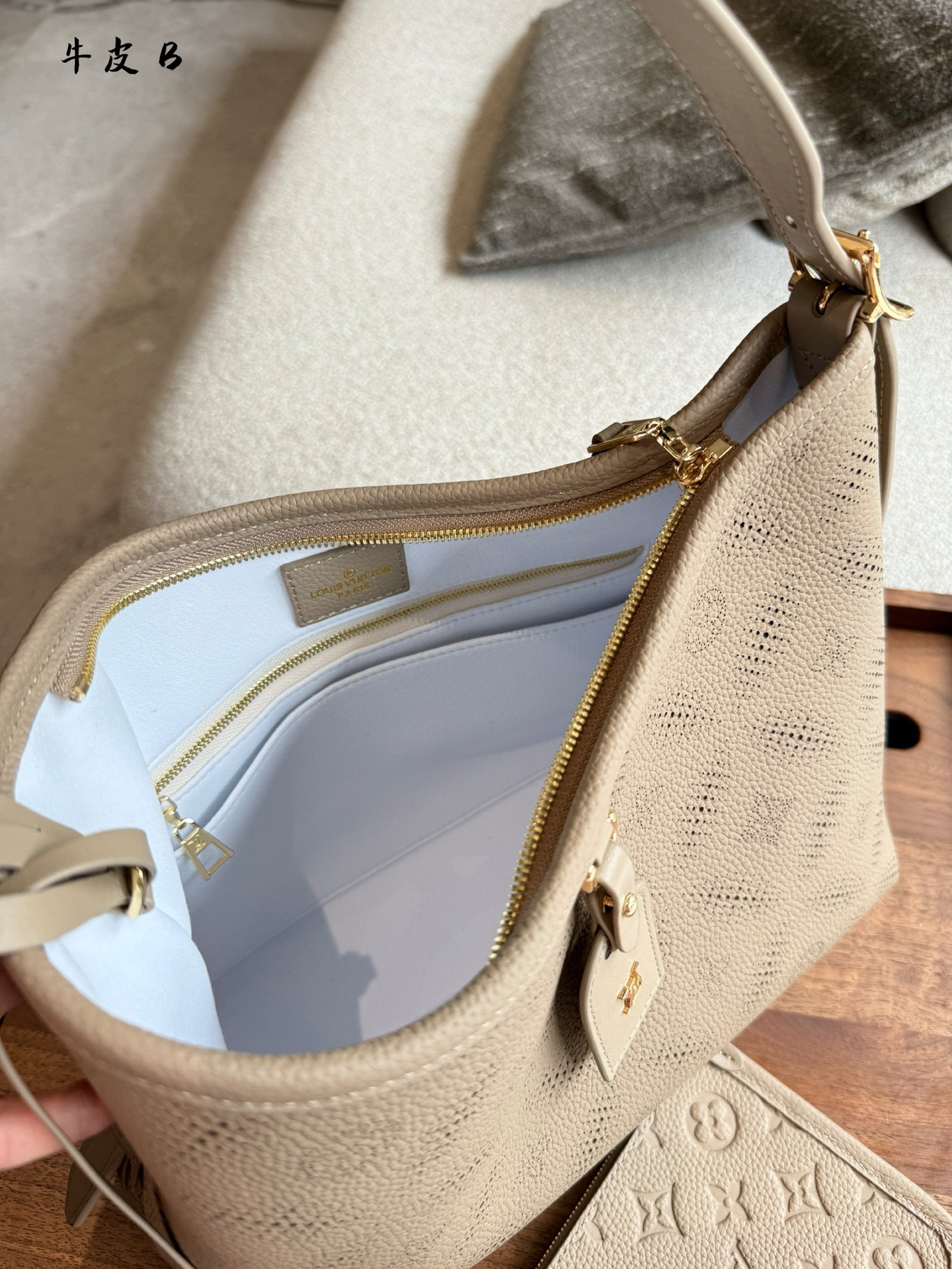 Bolso Carryall Louis Vuitton en Cuero con Monograma en Relieve 10 i1746258119426 909 0 8