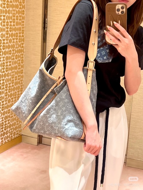 Louis Vuitton Denim Hobo Bag, Stylish and Versatile Shoulder Bag 1 Louis Vuitton Denim Hobo Bag, Stylish and Versatile Shoulder Bag