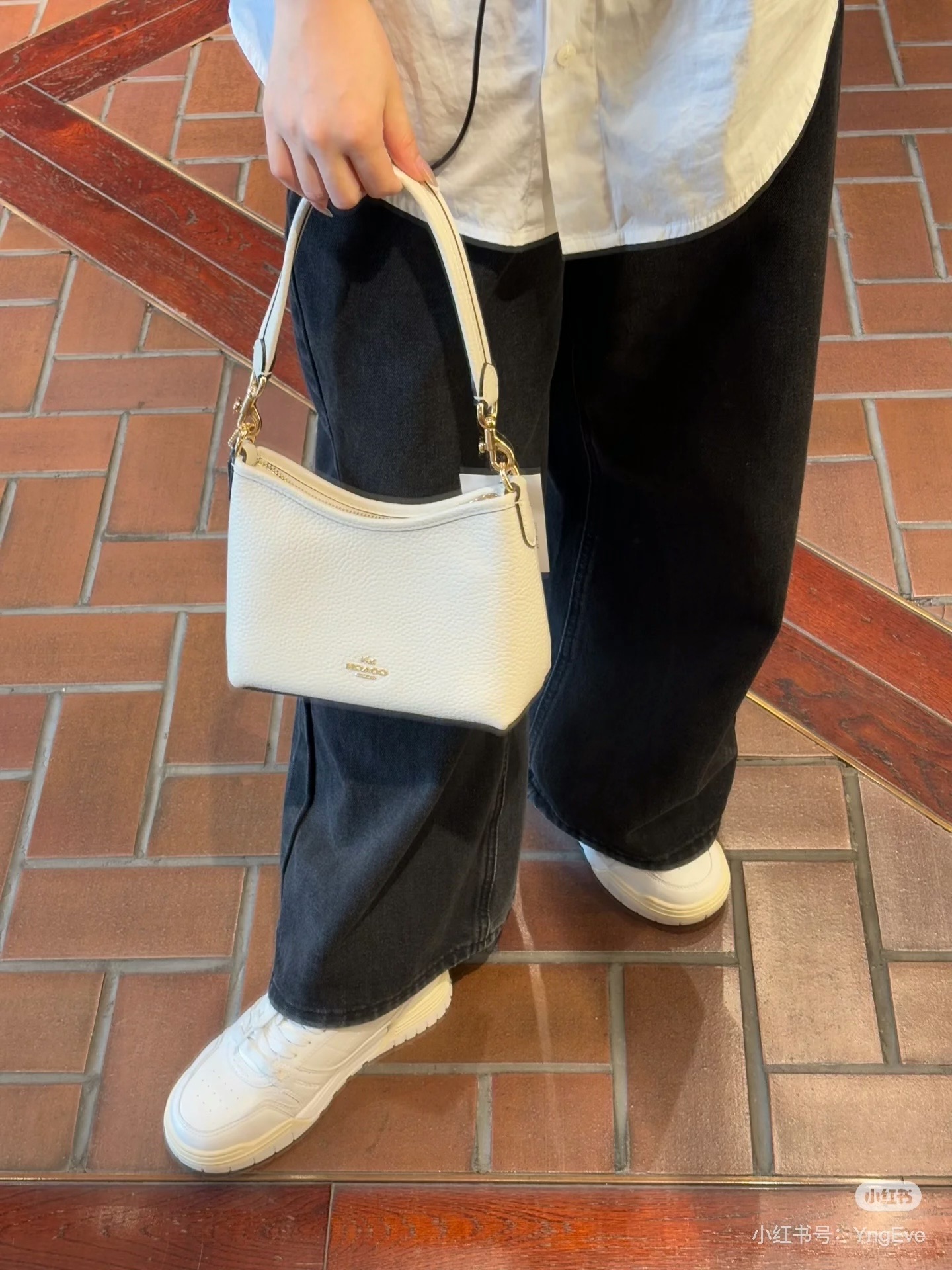 Coach Laurel Mini Bolso Bandolera - Elegancia y Versatilidad en Negro 6 i1746875871968 6112 0 4