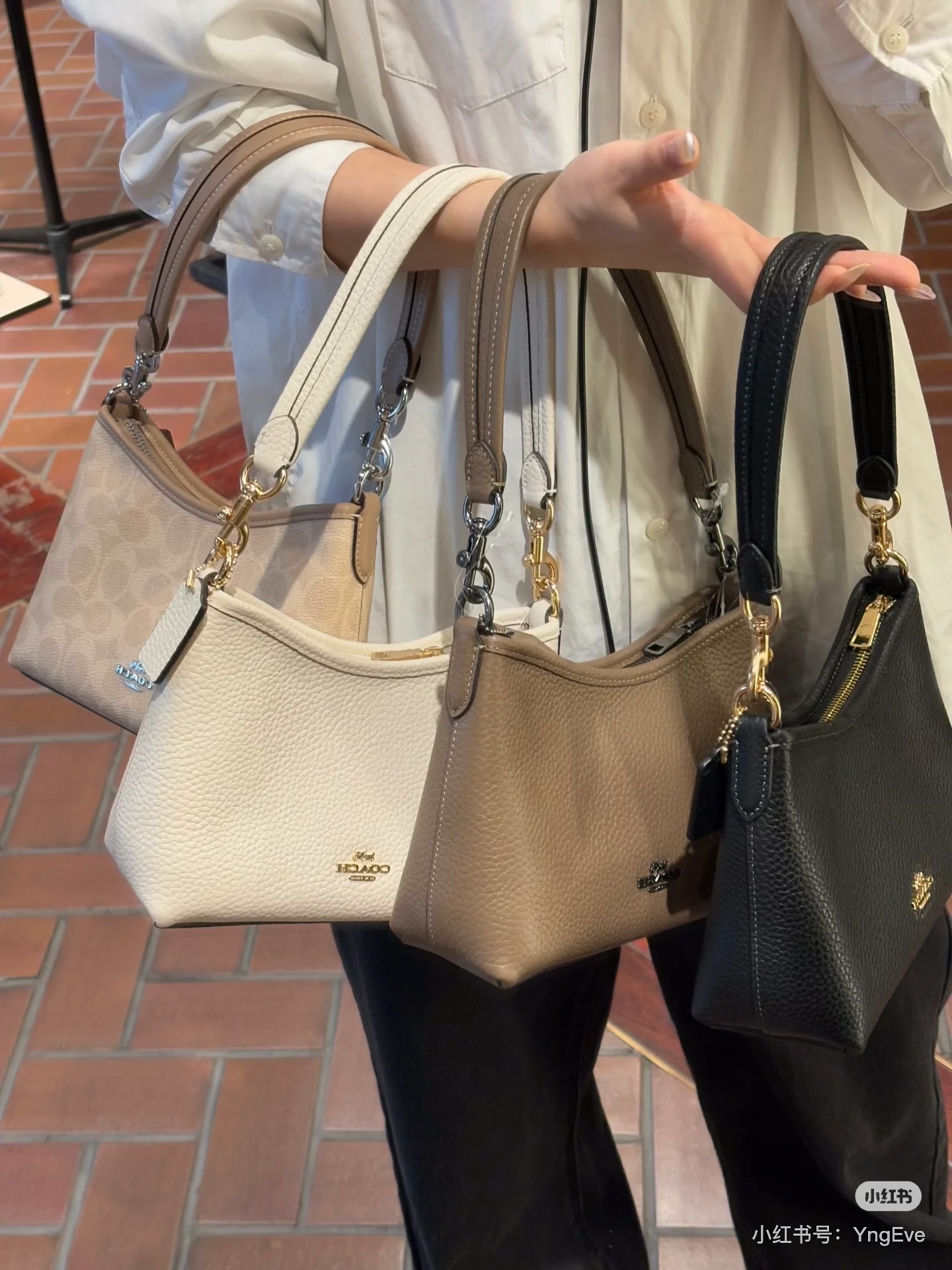 Coach Laurel Mini Bolso Bandolera - Elegancia y Versatilidad en Negro 7 i1746875872789 4226 0 5