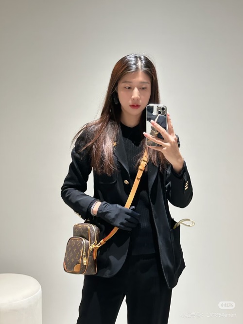 Louis Vuitton SS25 Latest Show Bag: Unisex, Retro, & Fashionable Pre-Sale 1 Louis Vuitton SS25 Latest Show Bag: Unisex, Retro, & Fashionable Pre-Sale