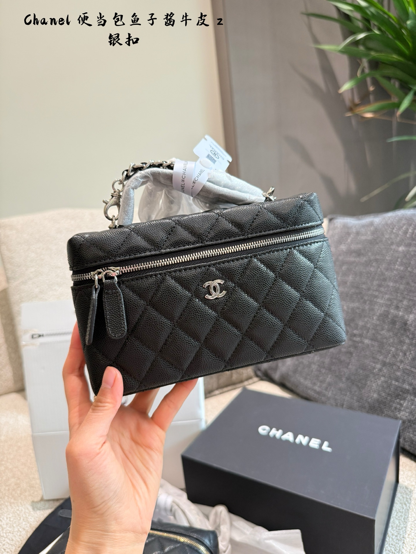 Elegante bolso tipo caja Chanel con patrón acolchado y asa superior, 18 cm 7 i1748168271533 5215 0 2