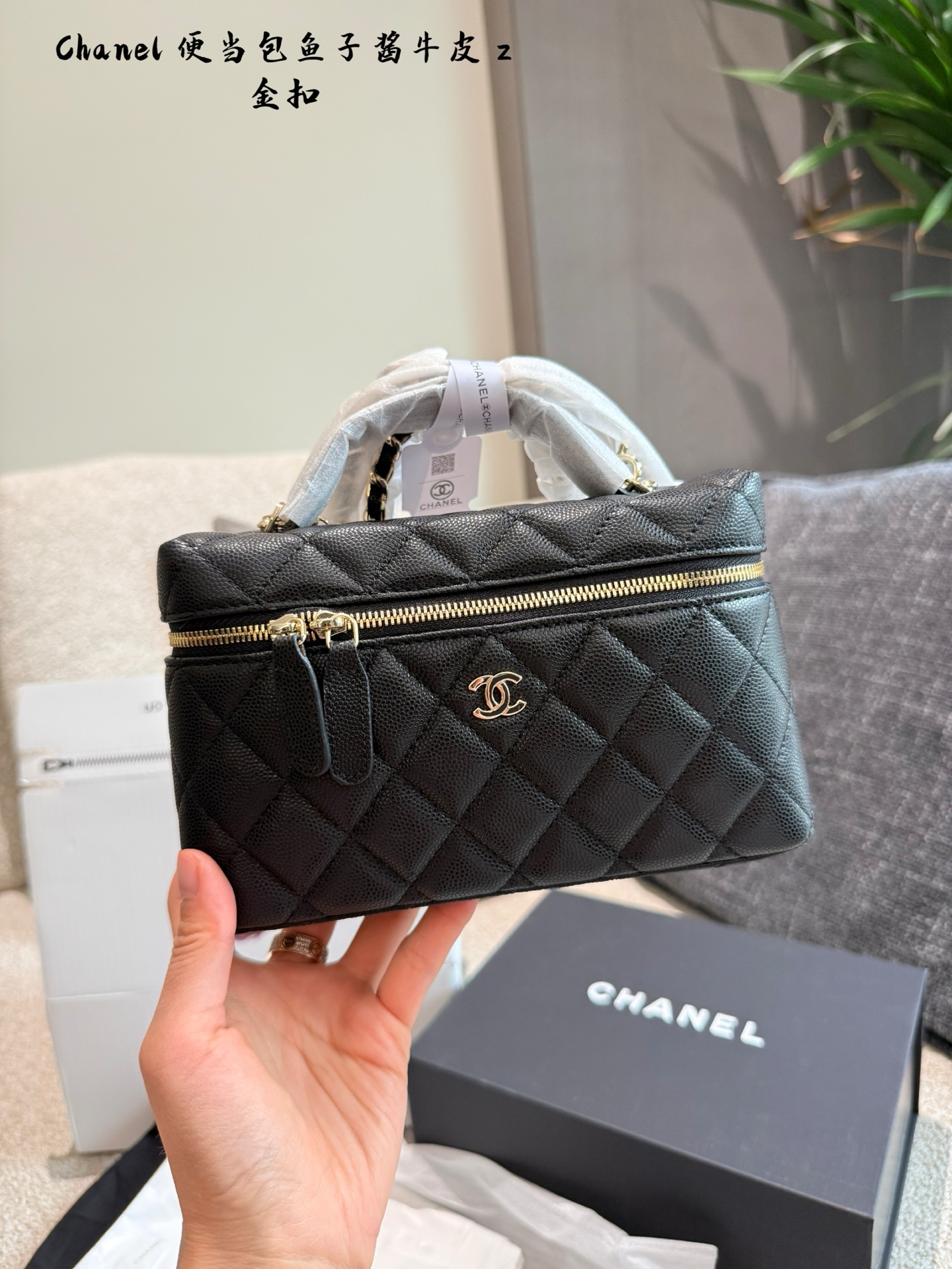 Elegante bolso tipo caja Chanel con patrón acolchado y asa superior, 18 cm 8 i1748168271561 5837 0 7