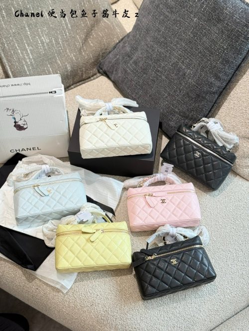 Elegante bolso tipo caja Chanel con patrón acolchado y asa superior, 18 cm 1 Elegante bolso tipo caja Chanel con patrón acolchado y asa superior, 18 cm