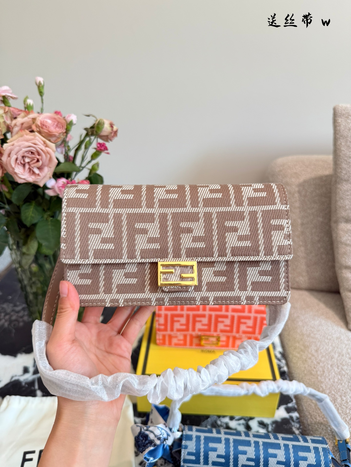 Elegante Bolso Fendi con Logo Metálico y Doble Cadena para Mujer 4 i1748245611325 8226 0 2