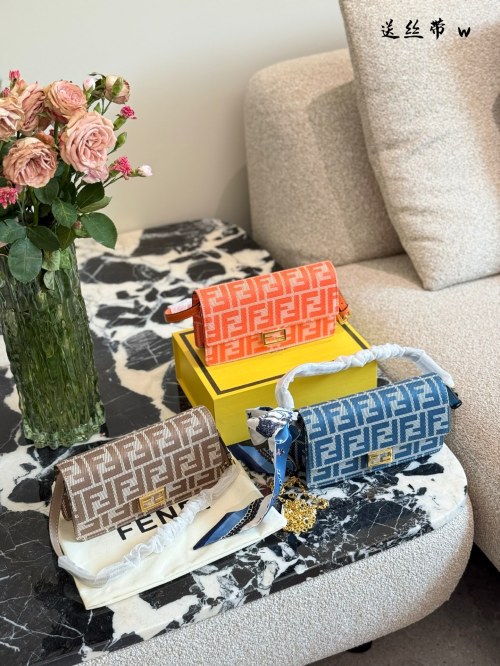 Elegante Bolso Fendi con Logo Metálico y Doble Cadena para Mujer 16 Elegante Bolso Fendi con Logo Metálico y Doble Cadena para Mujer