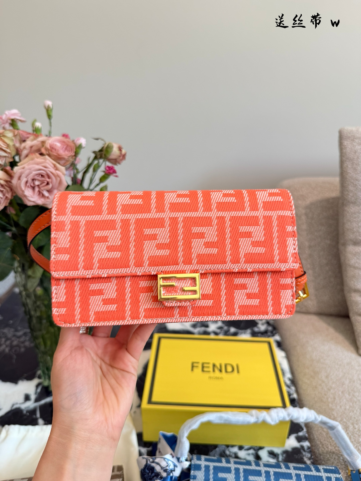Elegante Bolso Fendi con Logo Metálico y Doble Cadena para Mujer 3 i1748245611377 2236 0 1