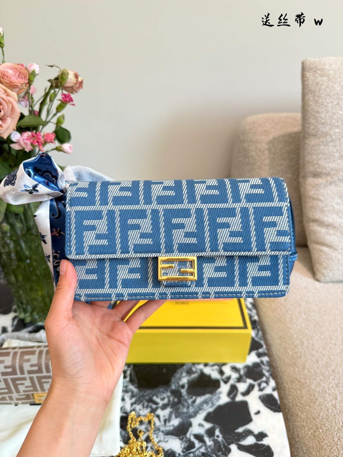 Elegante Bolso Fendi con Logo Metálico y Doble Cadena para Mujer 5 i1748245613329 5918 0 3