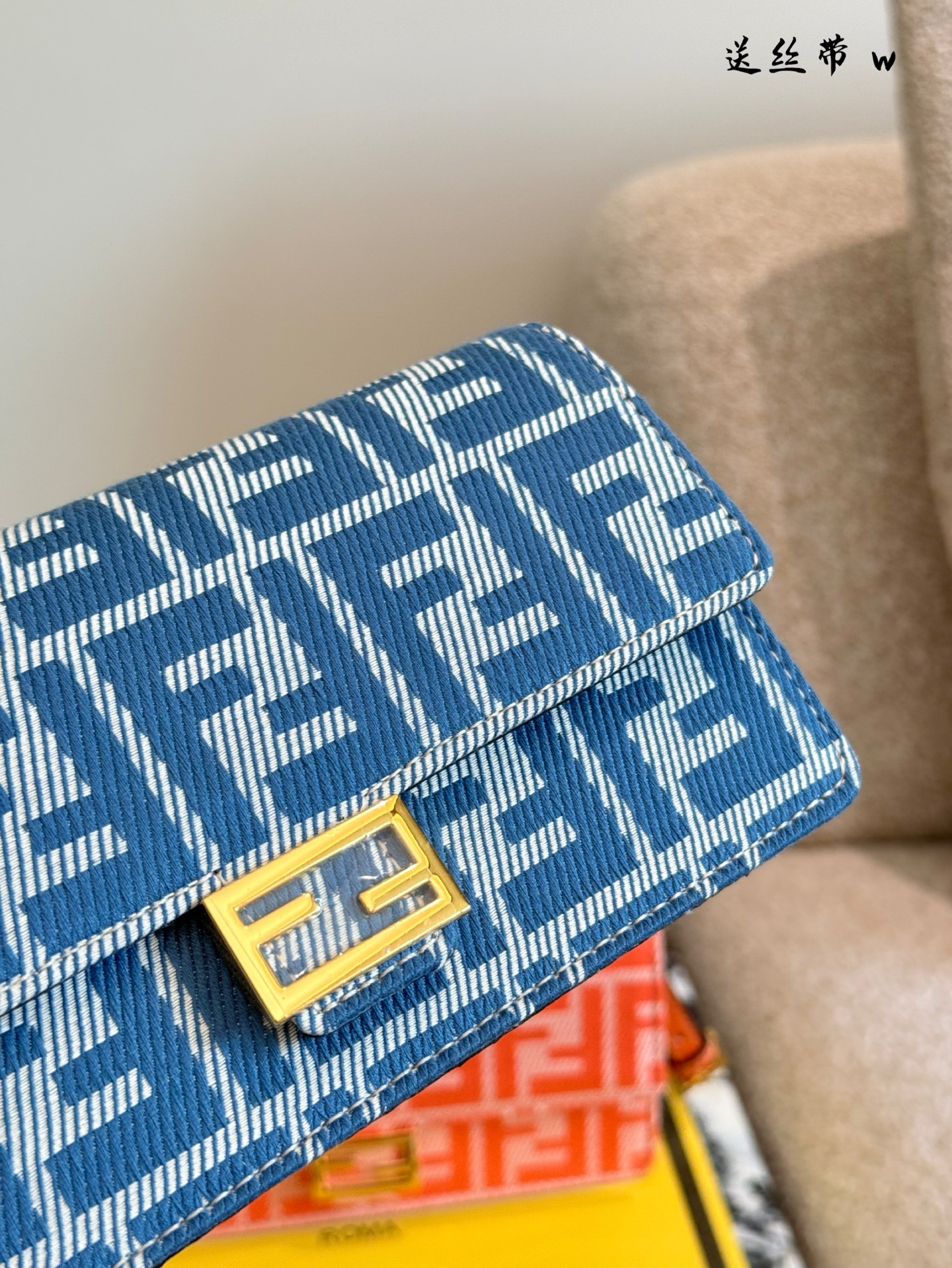 Elegante Bolso Fendi con Logo Metálico y Doble Cadena para Mujer 9 i1748245613372 577 0 7