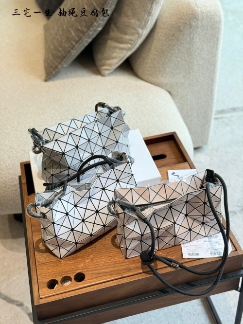 SUNYQUEEN Geometric Tofu Bag - Trendy Small Cube Crossbody Bag 1 SUNYQUEEN Geometric Tofu Bag - Trendy Small Cube Crossbody Bag