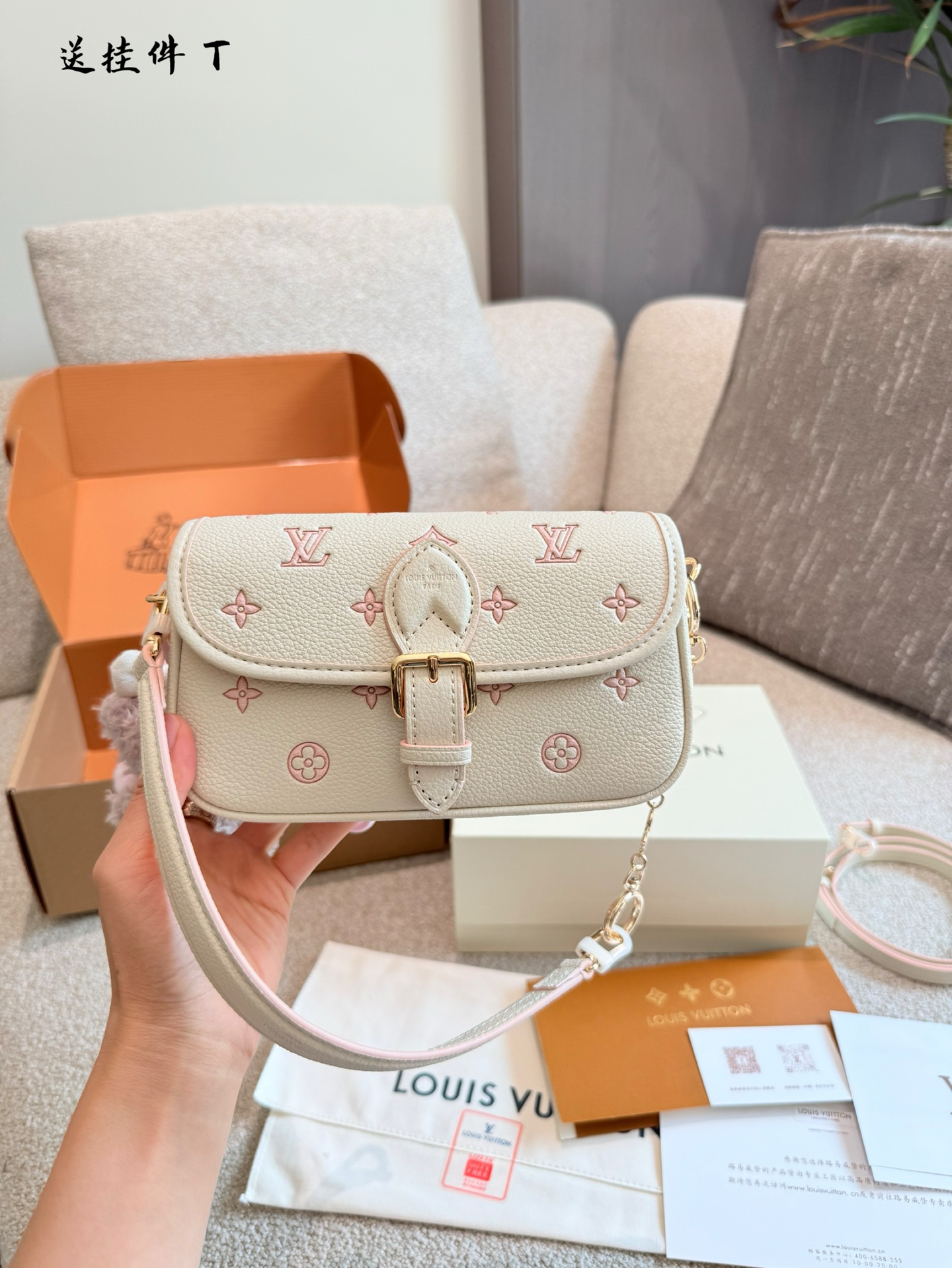 💰280 送挂件 送延长链
LV| 淡奶草莓nano Diane迷你法棍是谁要看这个迷你小法棍来的
这不就是说来就来~
超级清新淡雅可爱的小包包
手拎单肩斜挎都能轻松驾驭是适合夏天的小包包
尺寸可以放下Pro Max的~18cm 双盒包装