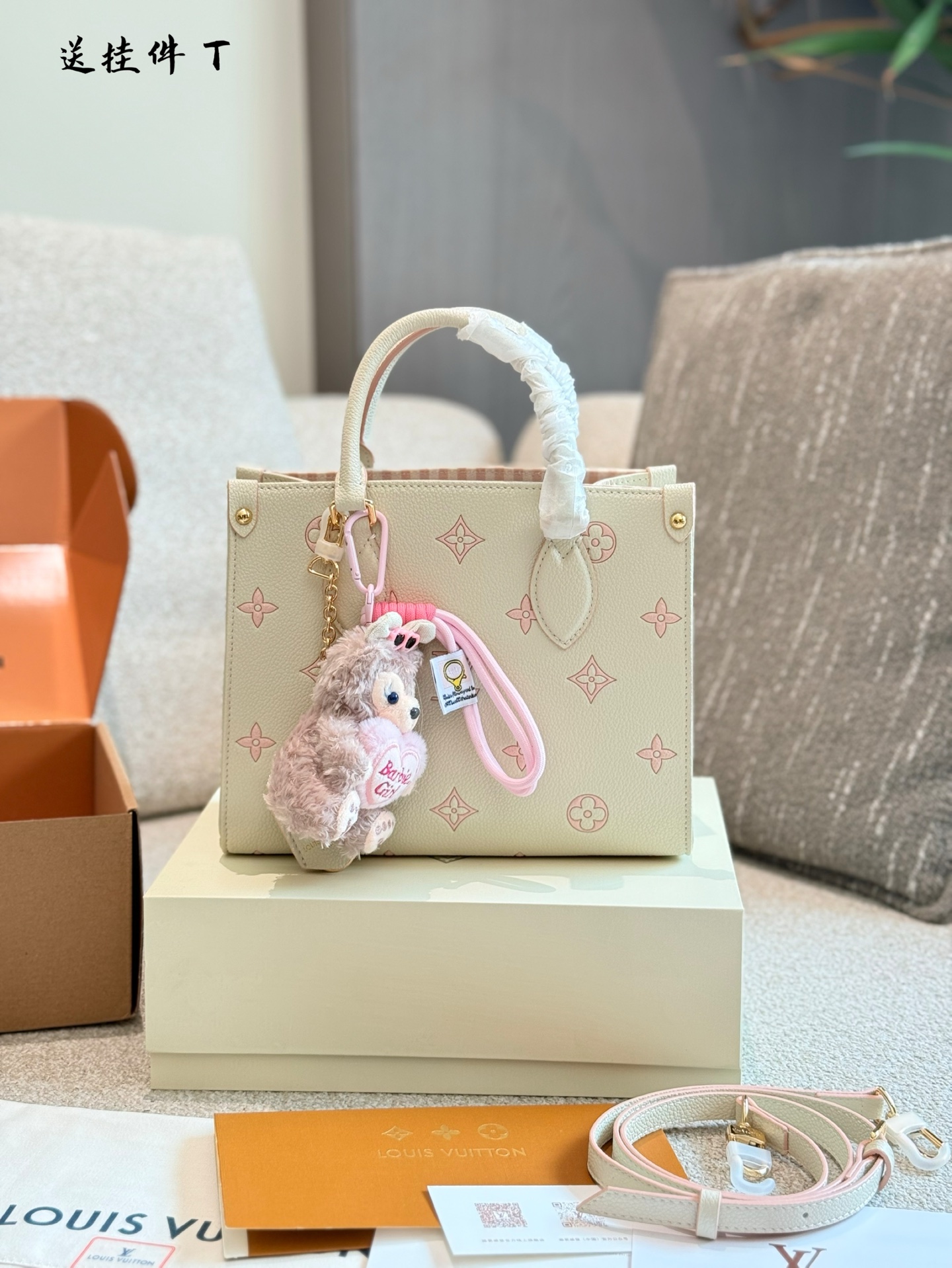 💰280
LV| 5月新款淡奶草莓onthego托特包经典包型新配色
托特包真的好好看~
自带挂件超适合小甜妹
手拎单肩斜挎都可以~25cm配盒子