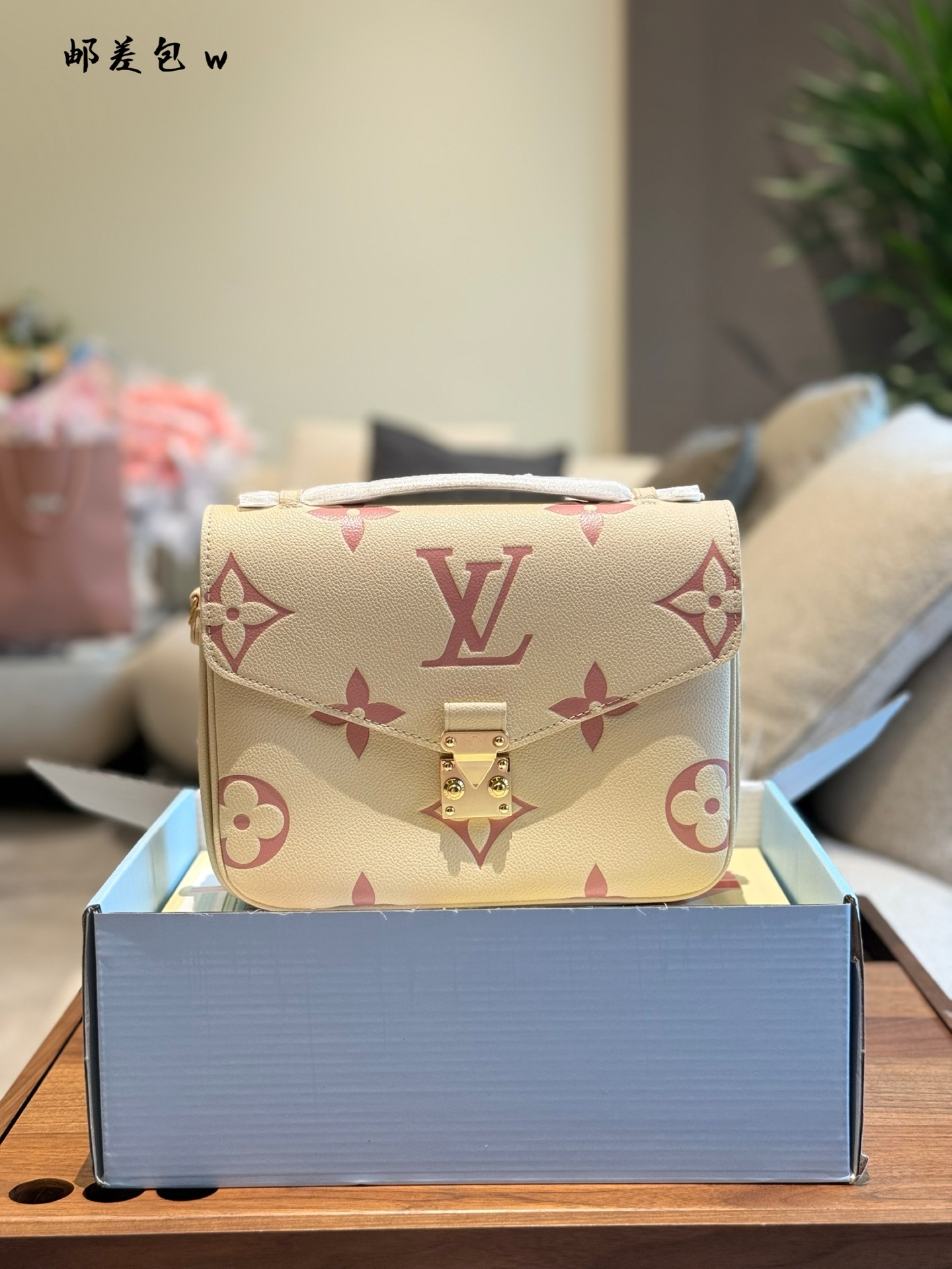 💰260
Pochette Metis手袋取材压印大号Monogram图案的Monogram
Empreinte皮革,搭配源自品牌经典硬箱的S-Lock锁 扣。雅致手柄和可拆卸肩带便于肩背或斜挎。尺寸: 25x 19 x 7厘米#包包不重样