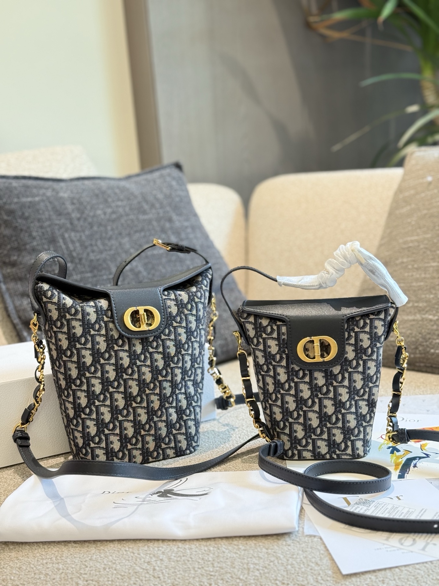 💰260
被追问无数次的Dior老花,美到犯规V
迪奥老花,时尚界永不落幕的经典,每次看到都忍不住心动
迪奥薯条0包,试问哪个女孩能拒绝这么高颜值的包包,光摆在那里就赏心悦目,上身又非常百搭,说实话迪奥老 花每一款都太戳我了, 时尚又实用,有没有姐妹跟我一样爱惨了老花的?
17×8小号
20×10大号